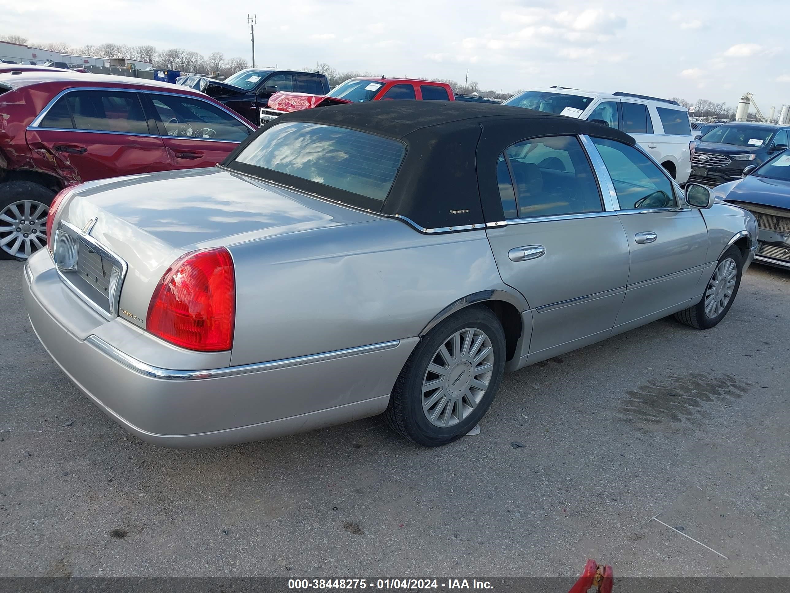 Photo 3 VIN: 1LNHM81V57Y607020 - LINCOLN TOWN CAR 