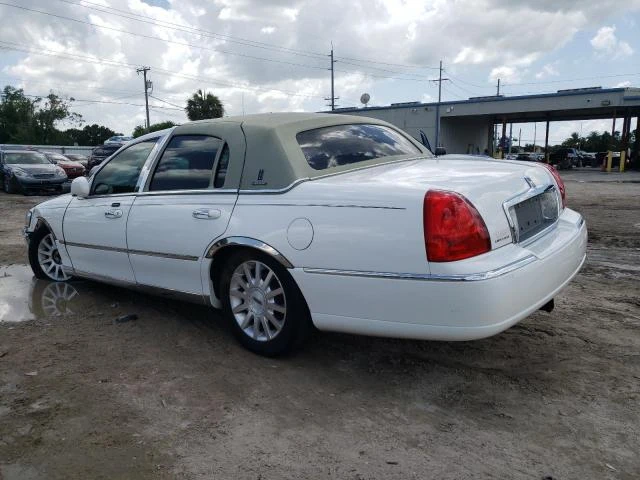 Photo 1 VIN: 1LNHM81V57Y608555 - LINCOLN TOWN CAR S 