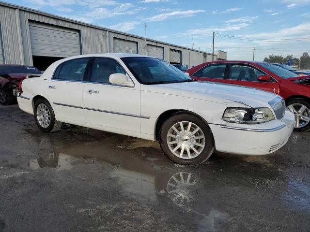 Photo 3 VIN: 1LNHM81V57Y610385 - LINCOLN TOWNCAR 