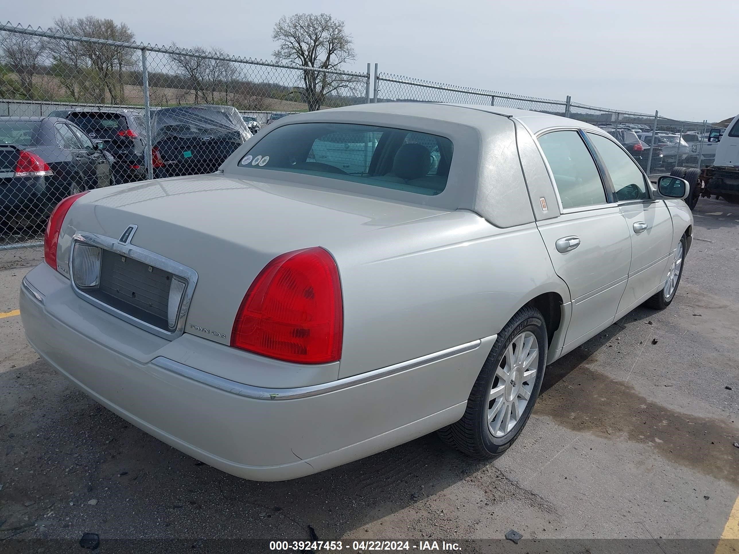 Photo 3 VIN: 1LNHM81V57Y625758 - LINCOLN TOWN CAR 