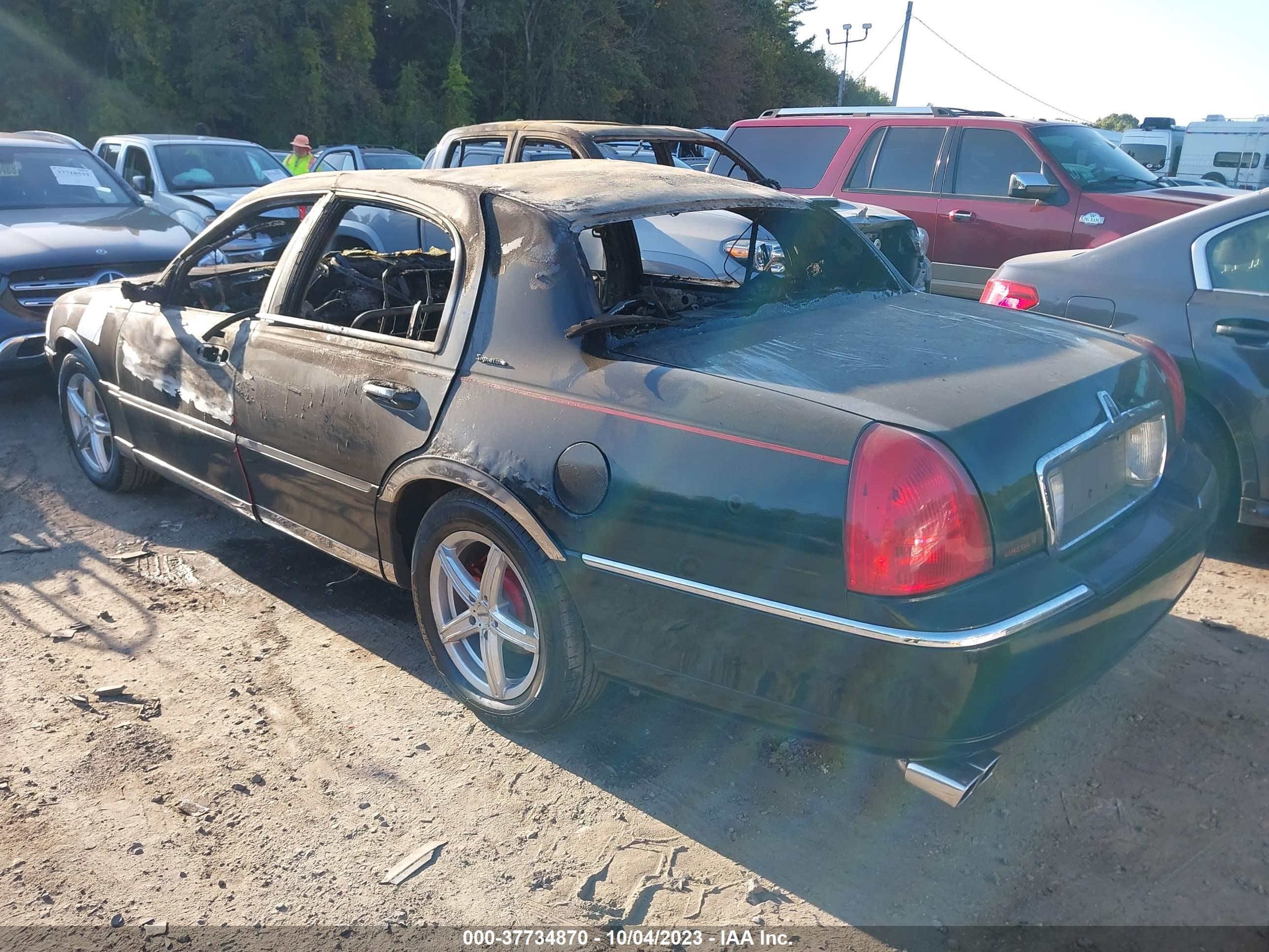 Photo 2 VIN: 1LNHM81V57Y631480 - LINCOLN TOWN CAR 