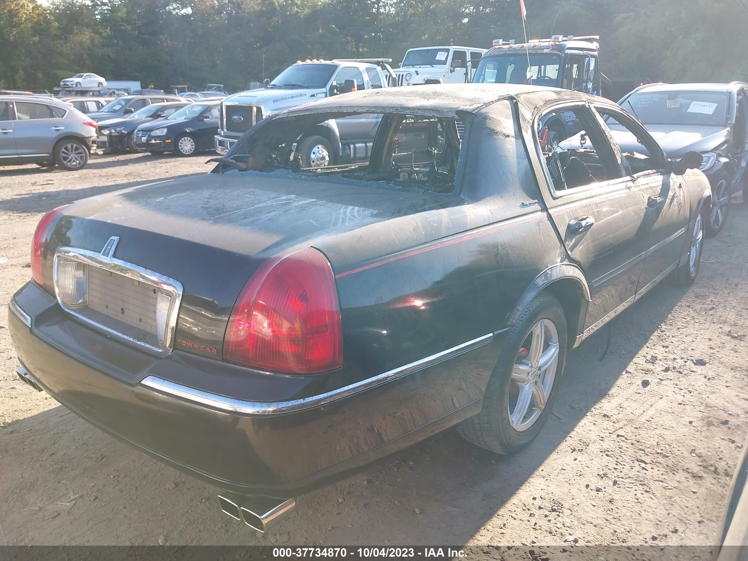 Photo 3 VIN: 1LNHM81V57Y631480 - LINCOLN TOWN CAR 