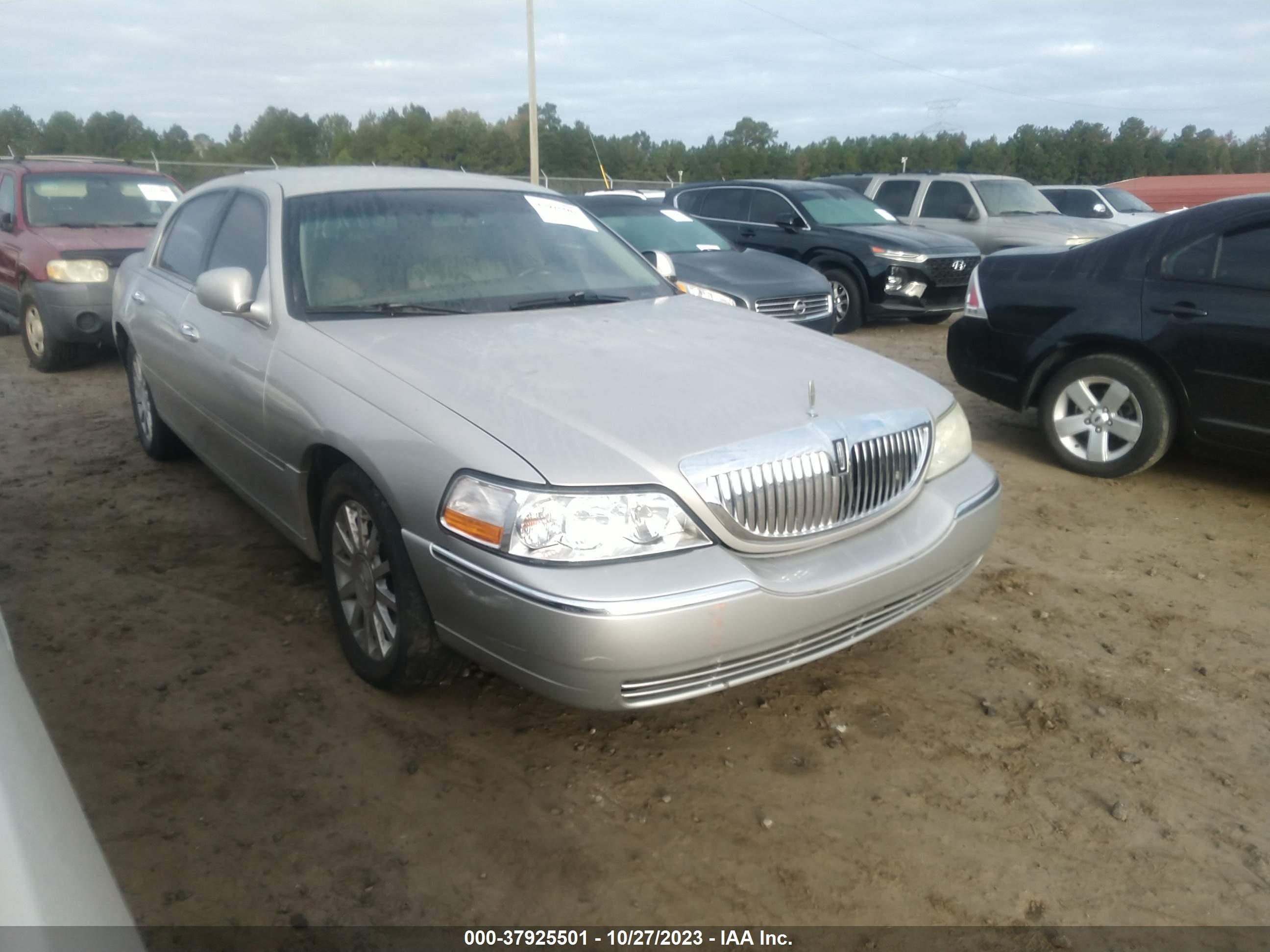 Photo 0 VIN: 1LNHM81V67Y614557 - LINCOLN TOWN CAR 