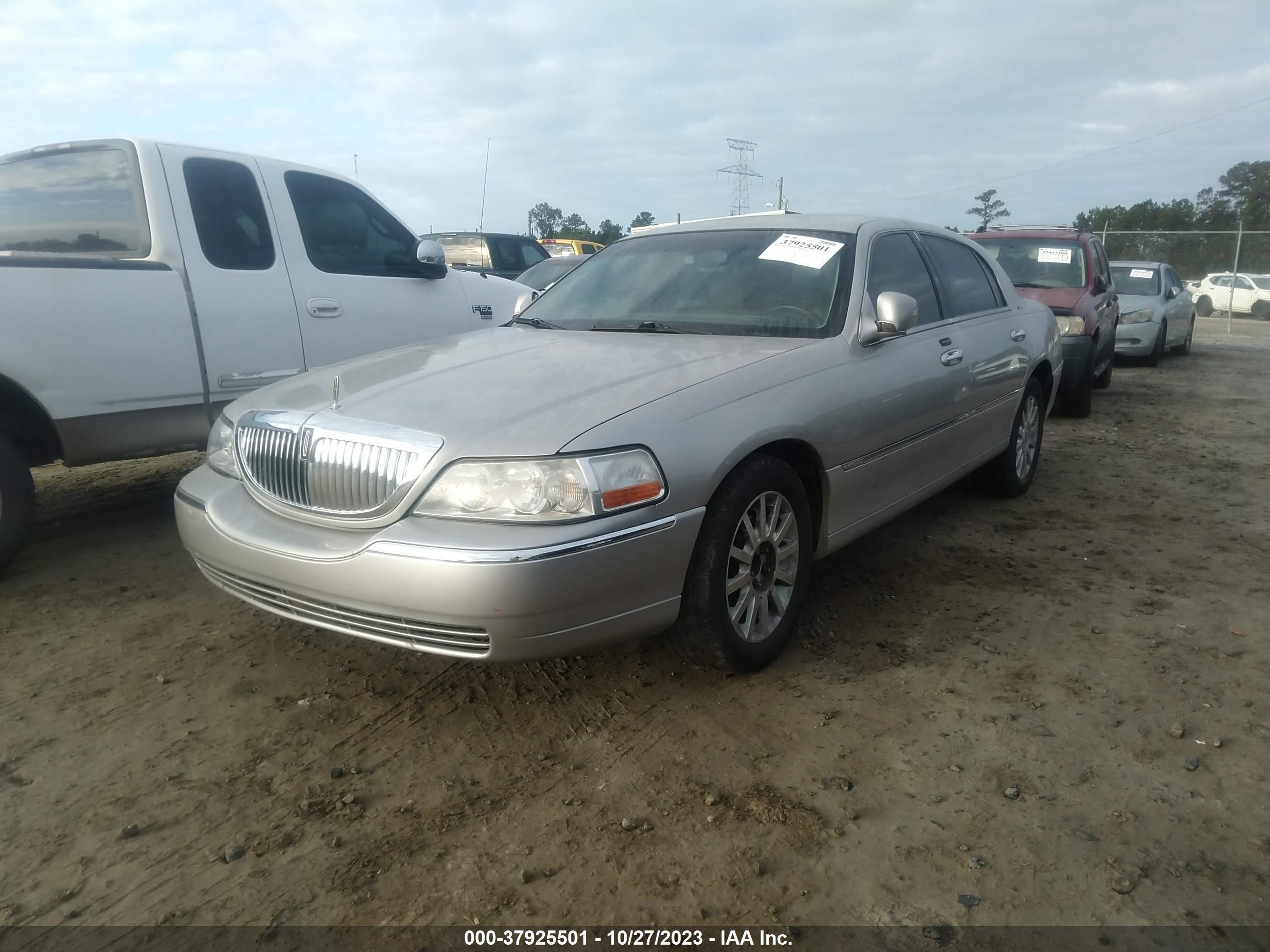 Photo 1 VIN: 1LNHM81V67Y614557 - LINCOLN TOWN CAR 