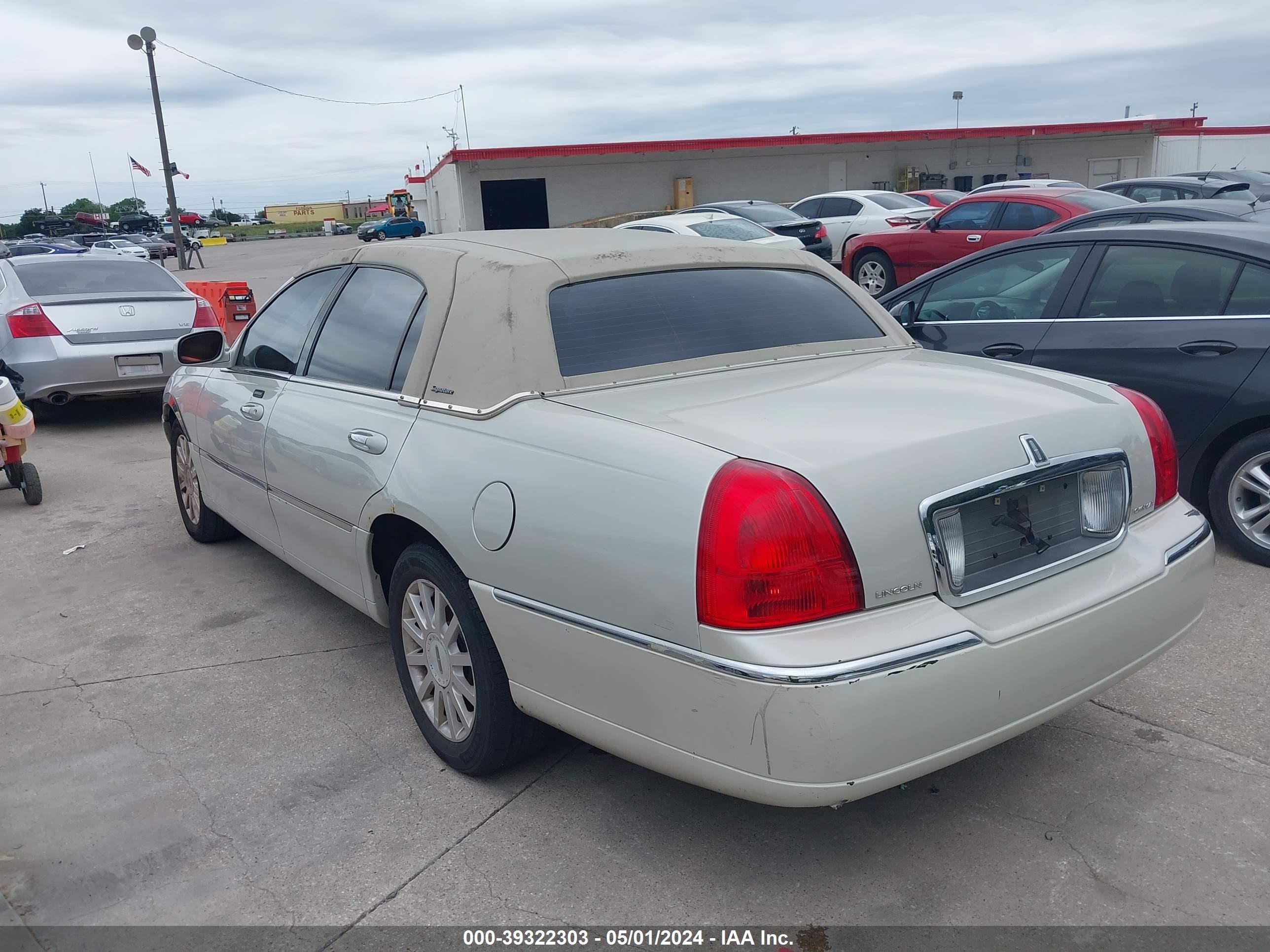 Photo 2 VIN: 1LNHM81V67Y629107 - LINCOLN TOWN CAR 