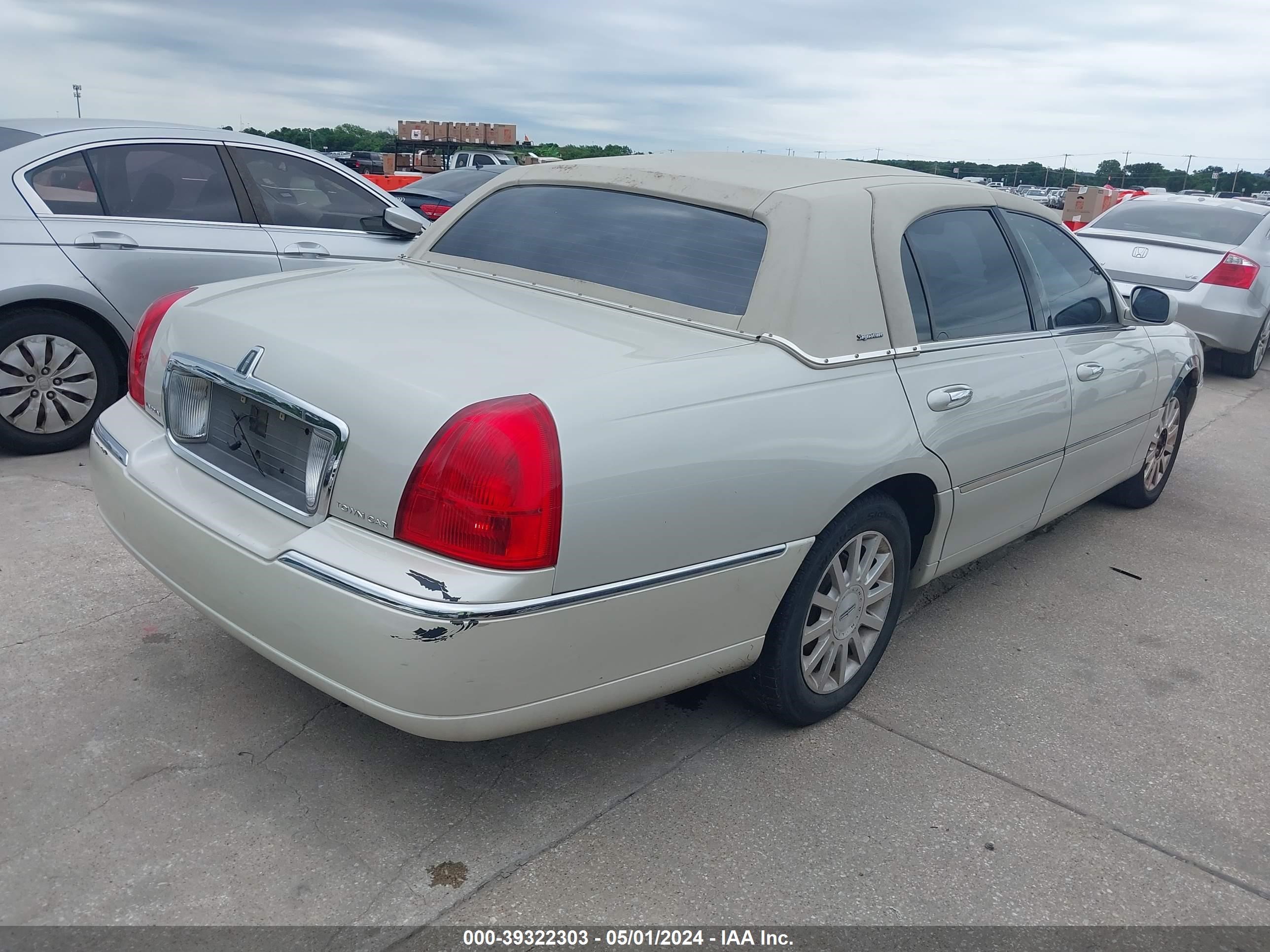 Photo 3 VIN: 1LNHM81V67Y629107 - LINCOLN TOWN CAR 