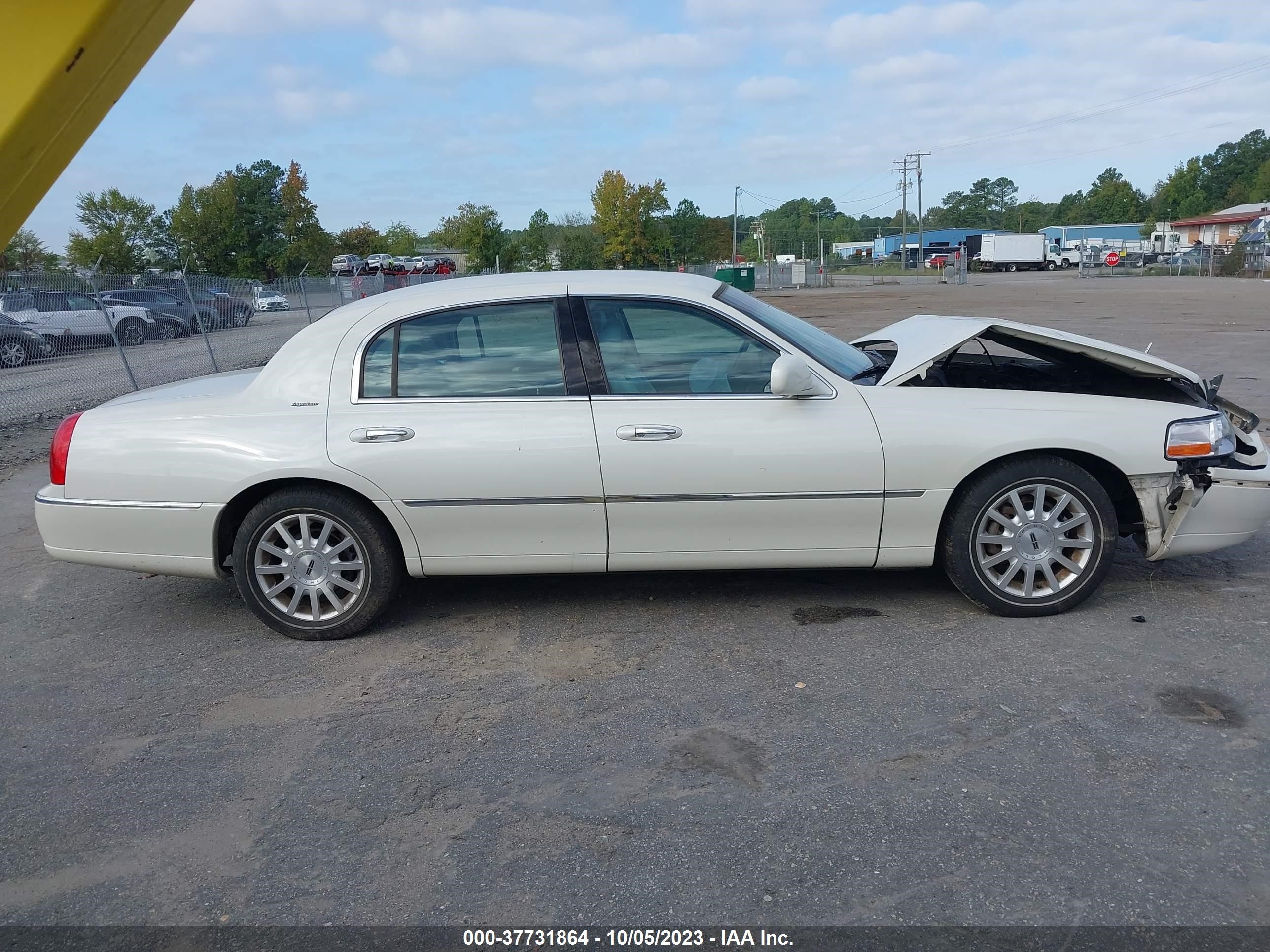 Photo 12 VIN: 1LNHM81V76Y623413 - LINCOLN TOWN CAR 