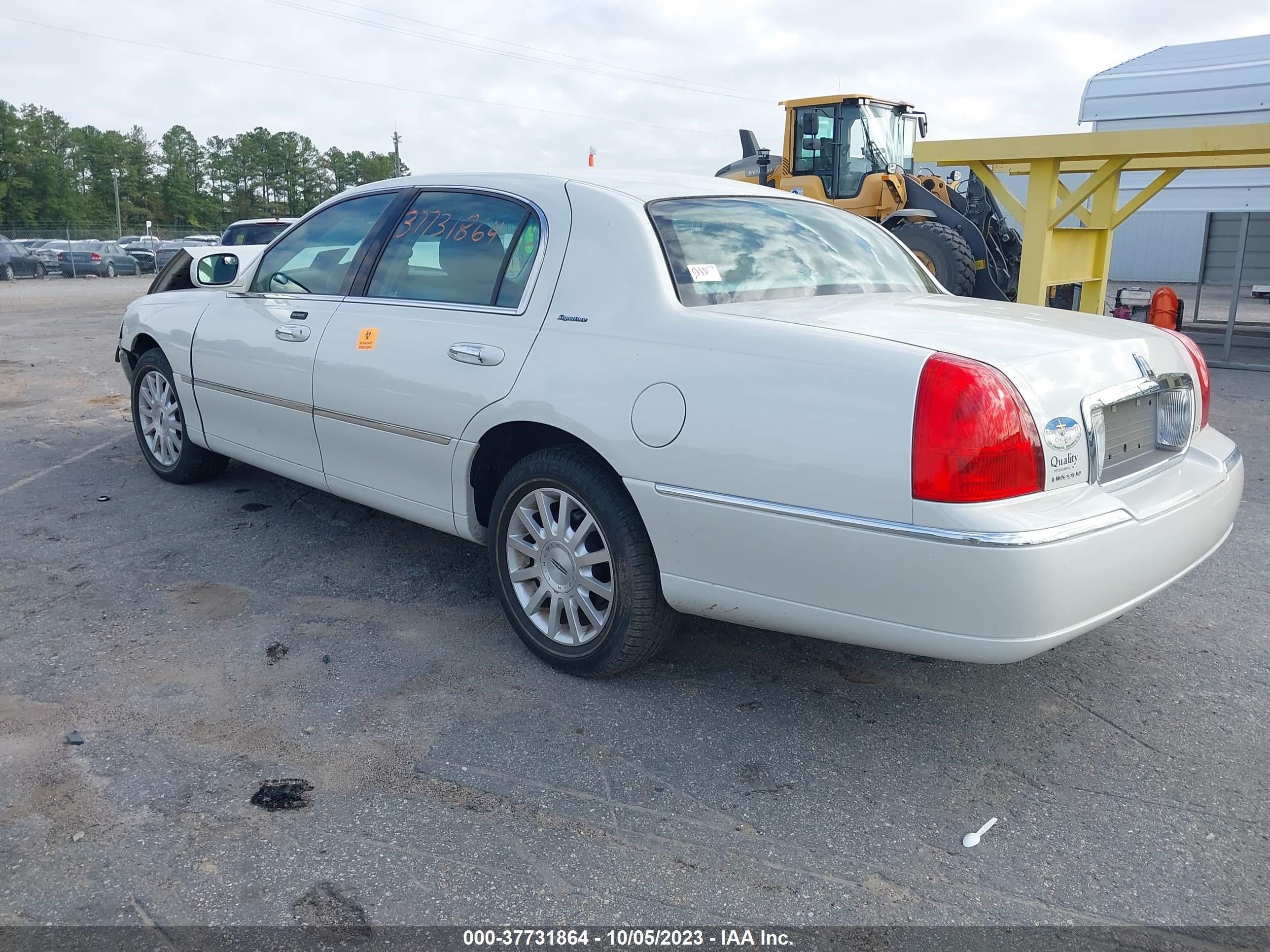 Photo 2 VIN: 1LNHM81V76Y623413 - LINCOLN TOWN CAR 