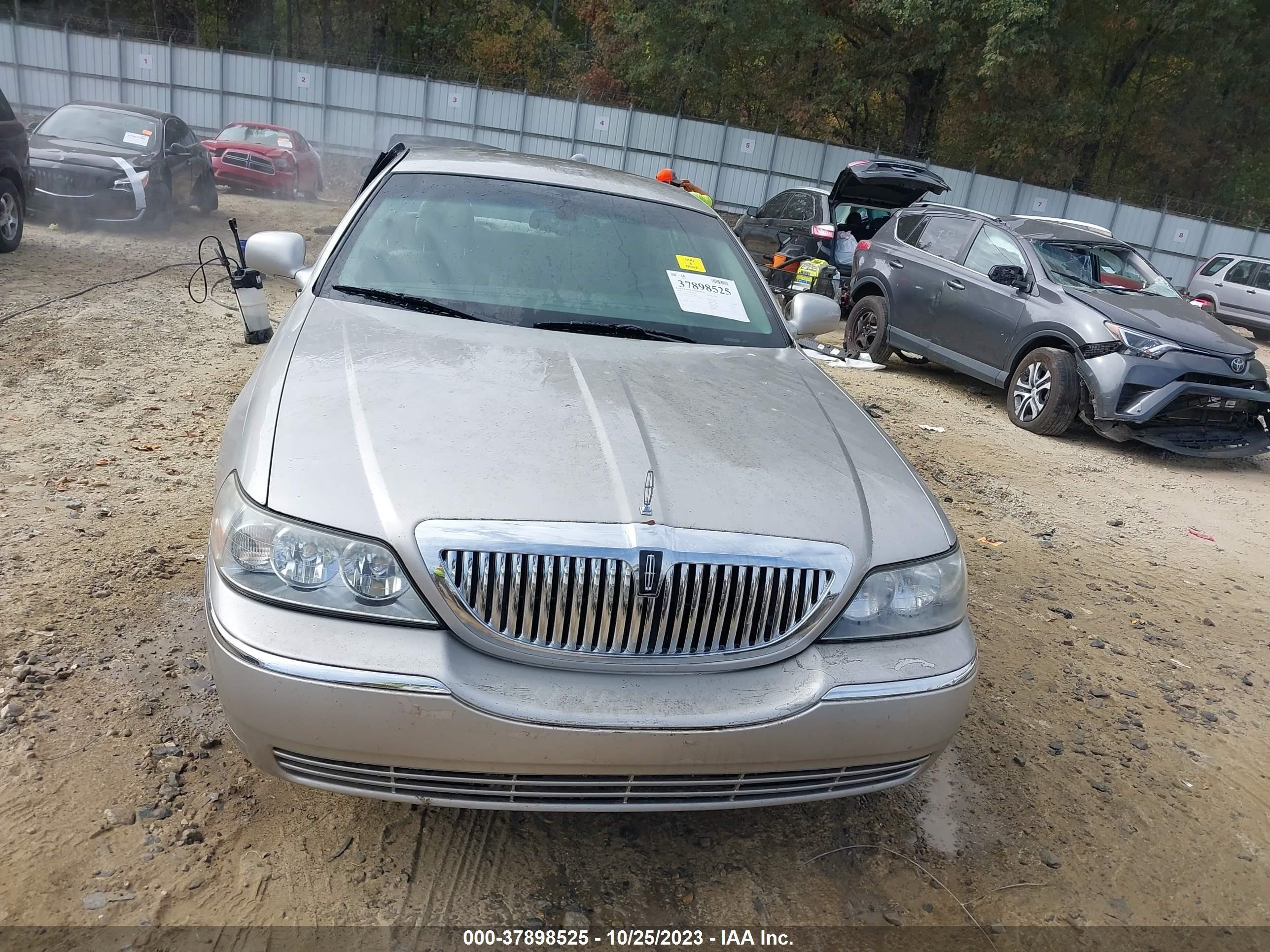 Photo 11 VIN: 1LNHM81V76Y626067 - LINCOLN TOWN CAR 