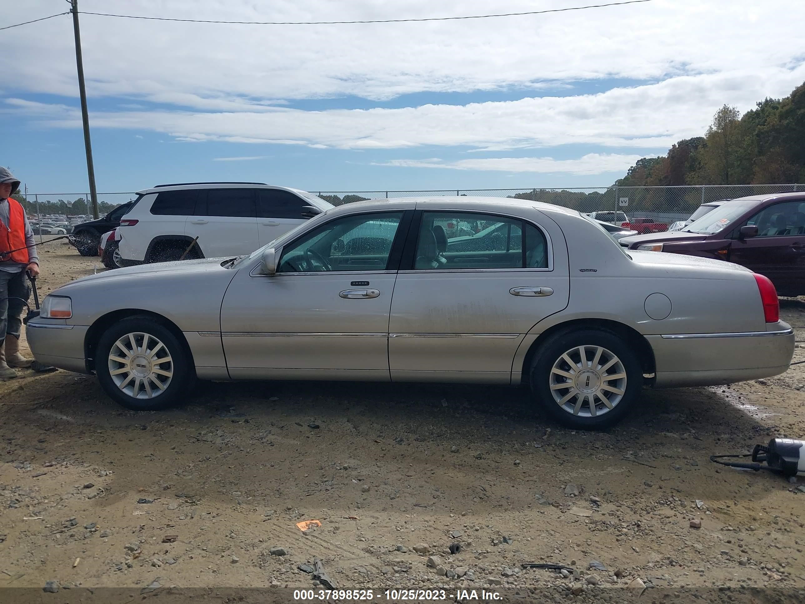 Photo 13 VIN: 1LNHM81V76Y626067 - LINCOLN TOWN CAR 