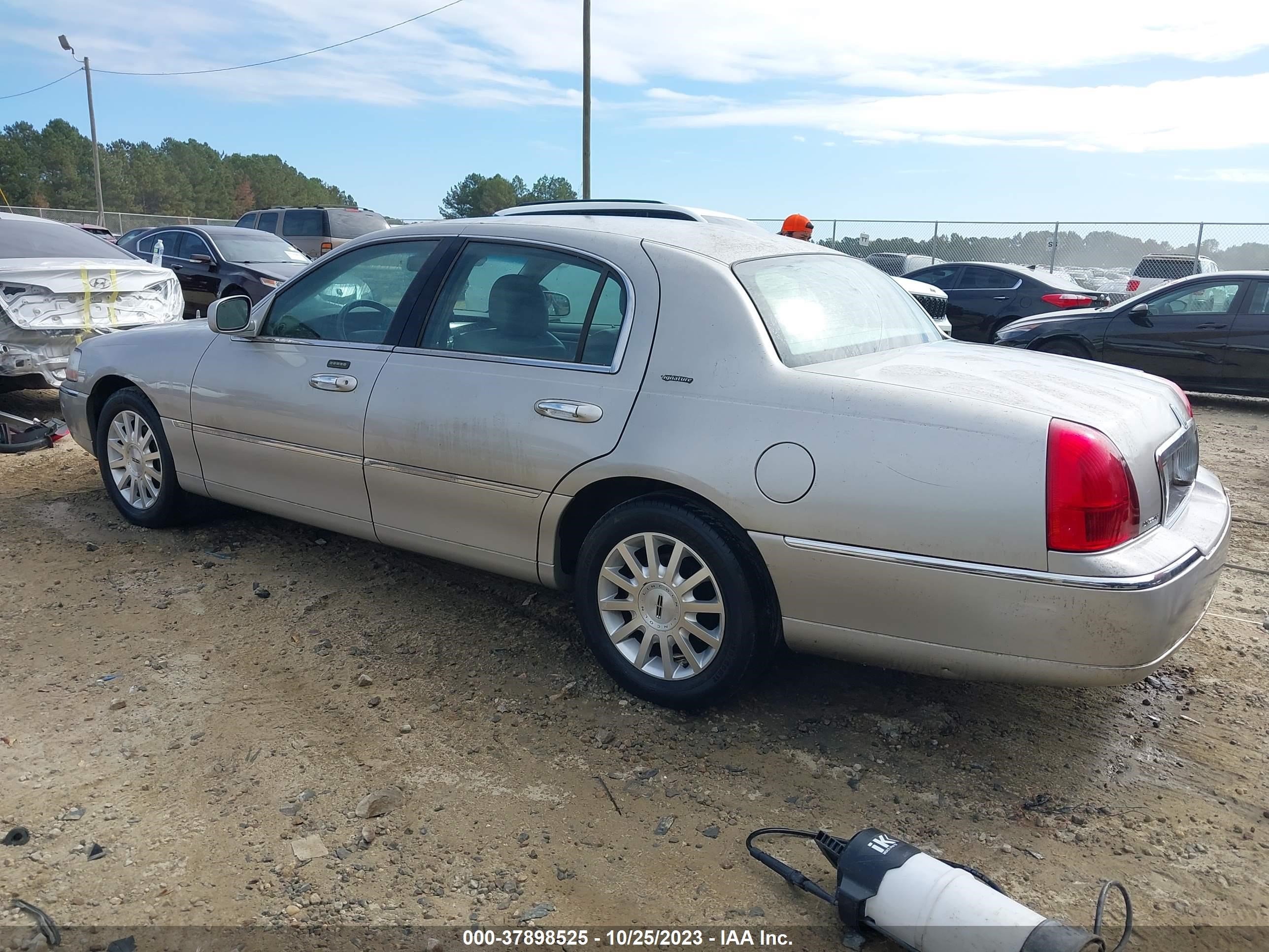 Photo 2 VIN: 1LNHM81V76Y626067 - LINCOLN TOWN CAR 