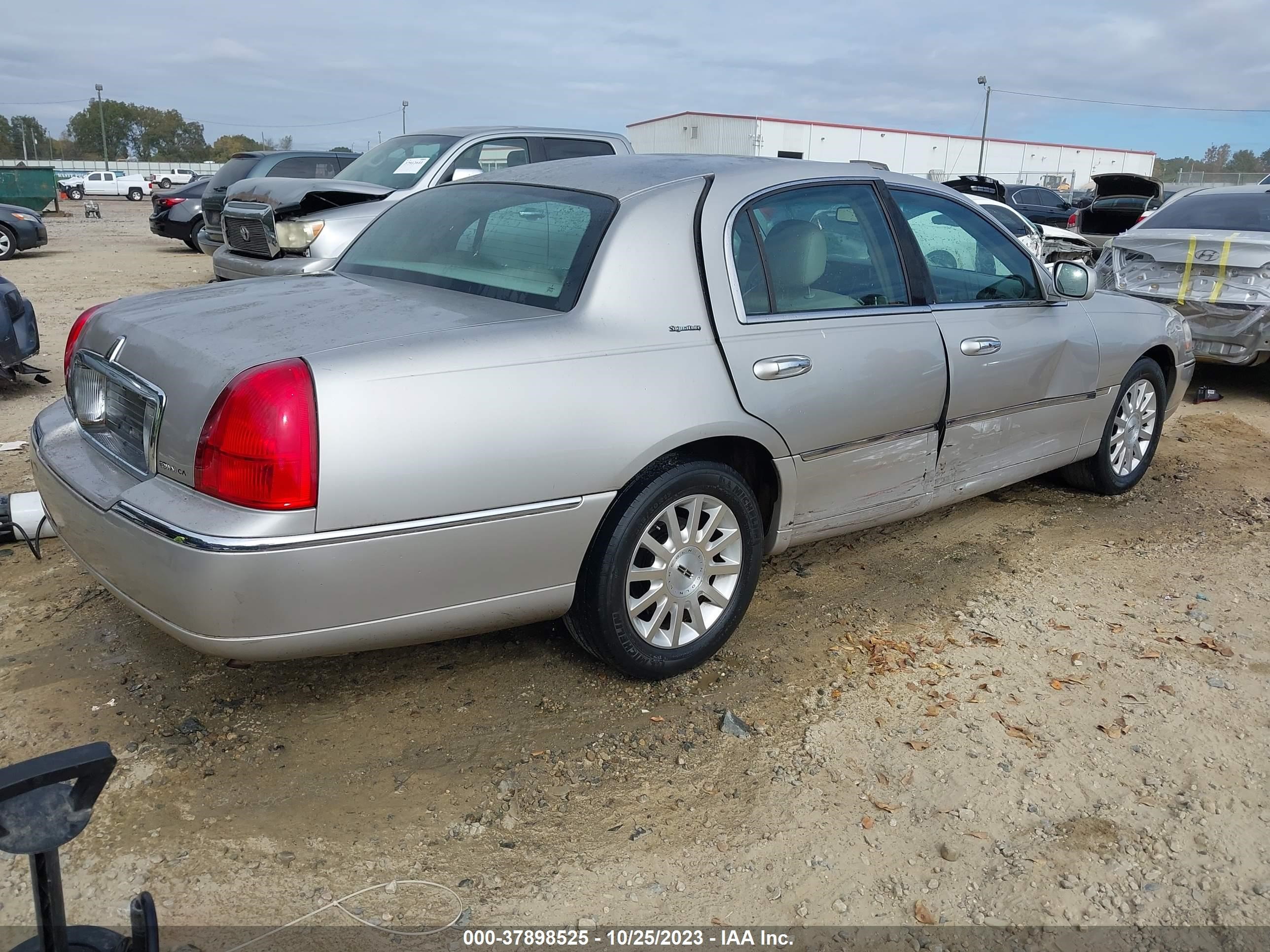 Photo 3 VIN: 1LNHM81V76Y626067 - LINCOLN TOWN CAR 