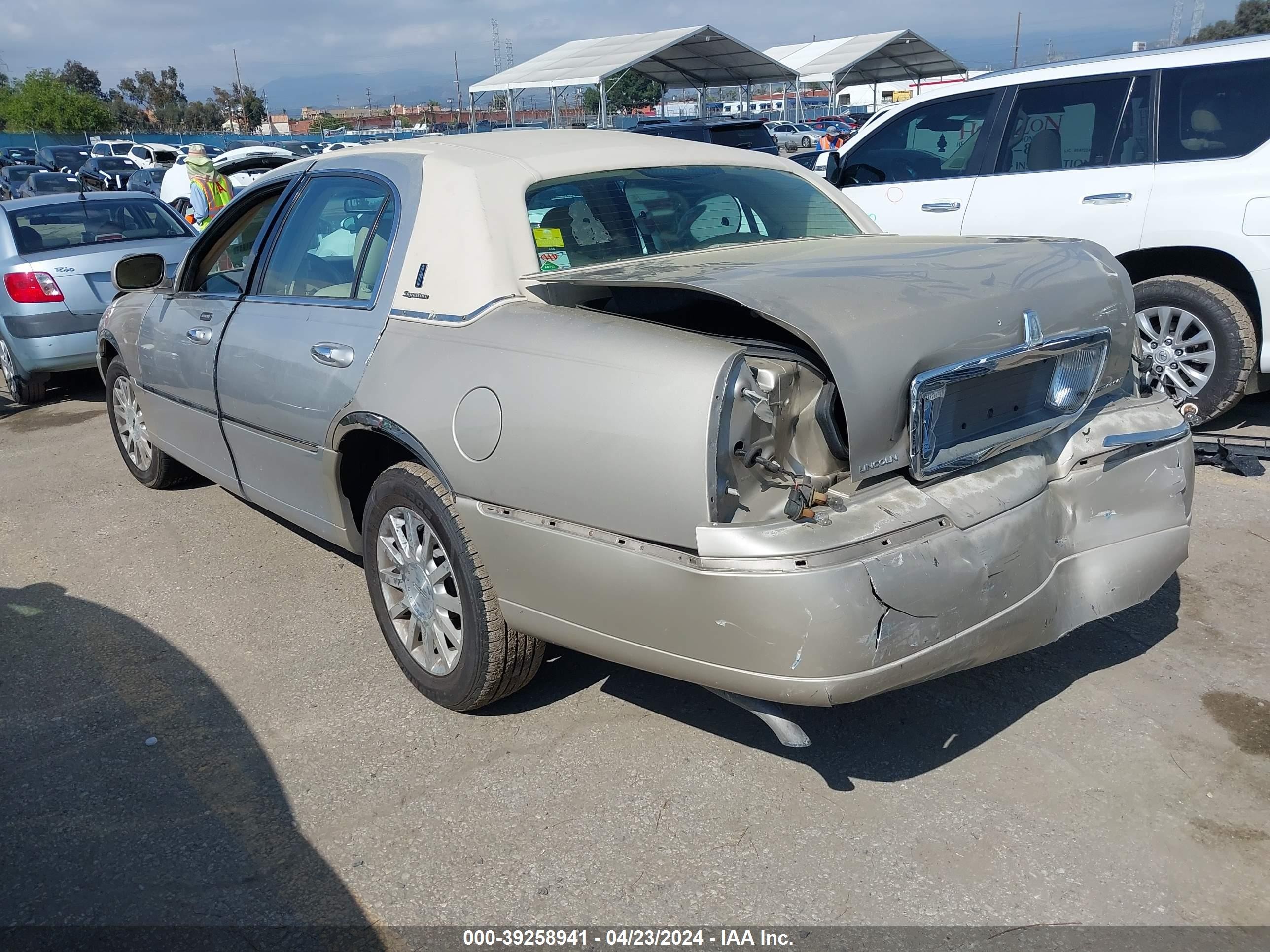 Photo 2 VIN: 1LNHM81V86Y645128 - LINCOLN TOWN CAR 