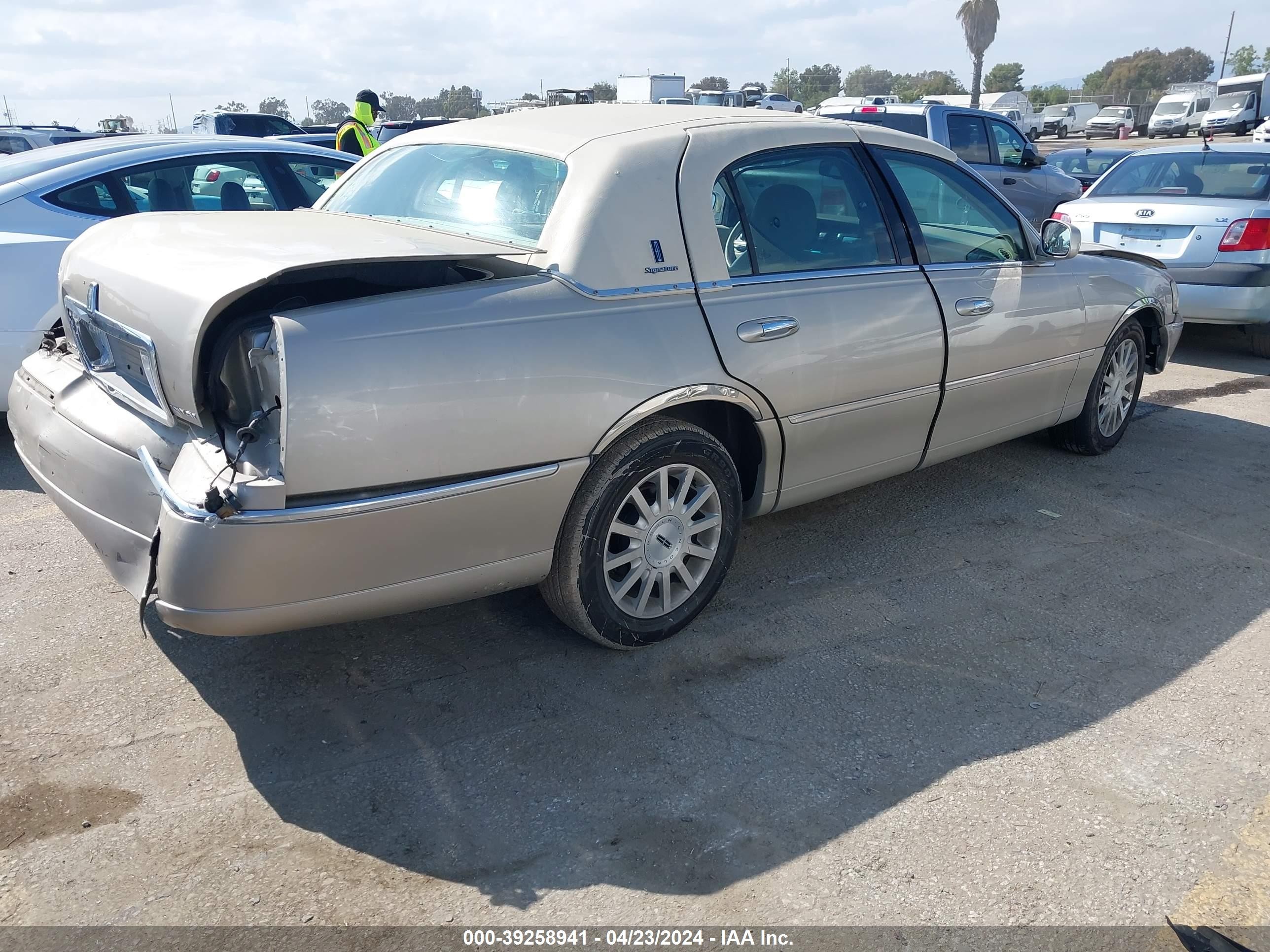 Photo 3 VIN: 1LNHM81V86Y645128 - LINCOLN TOWN CAR 