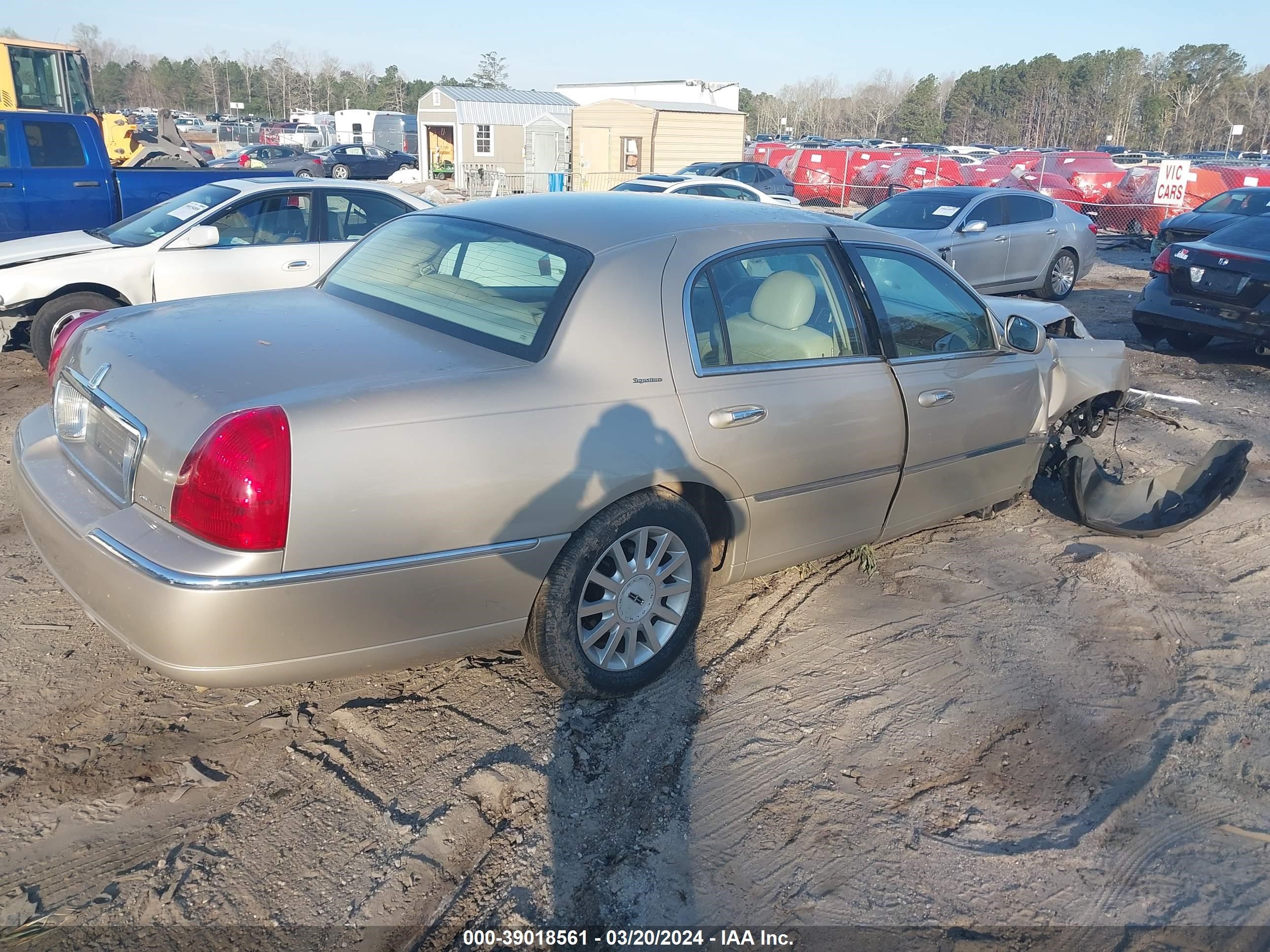 Photo 3 VIN: 1LNHM81V87Y604791 - LINCOLN TOWN CAR 