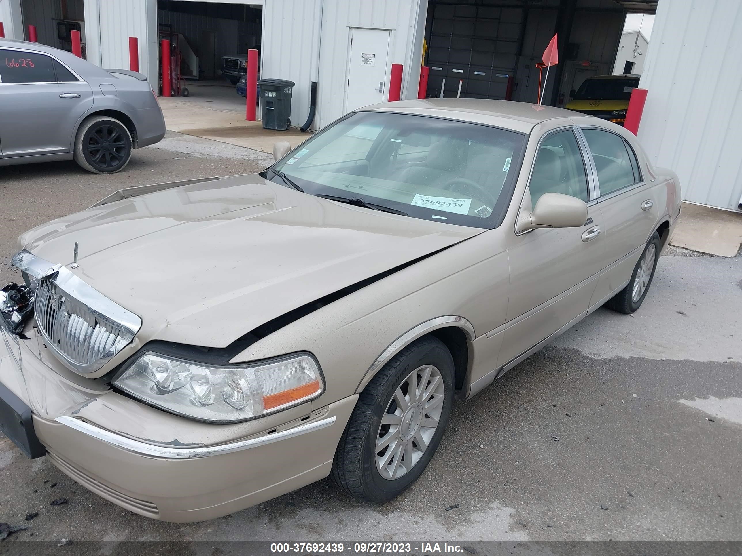 Photo 1 VIN: 1LNHM81V87Y635118 - LINCOLN TOWN CAR 