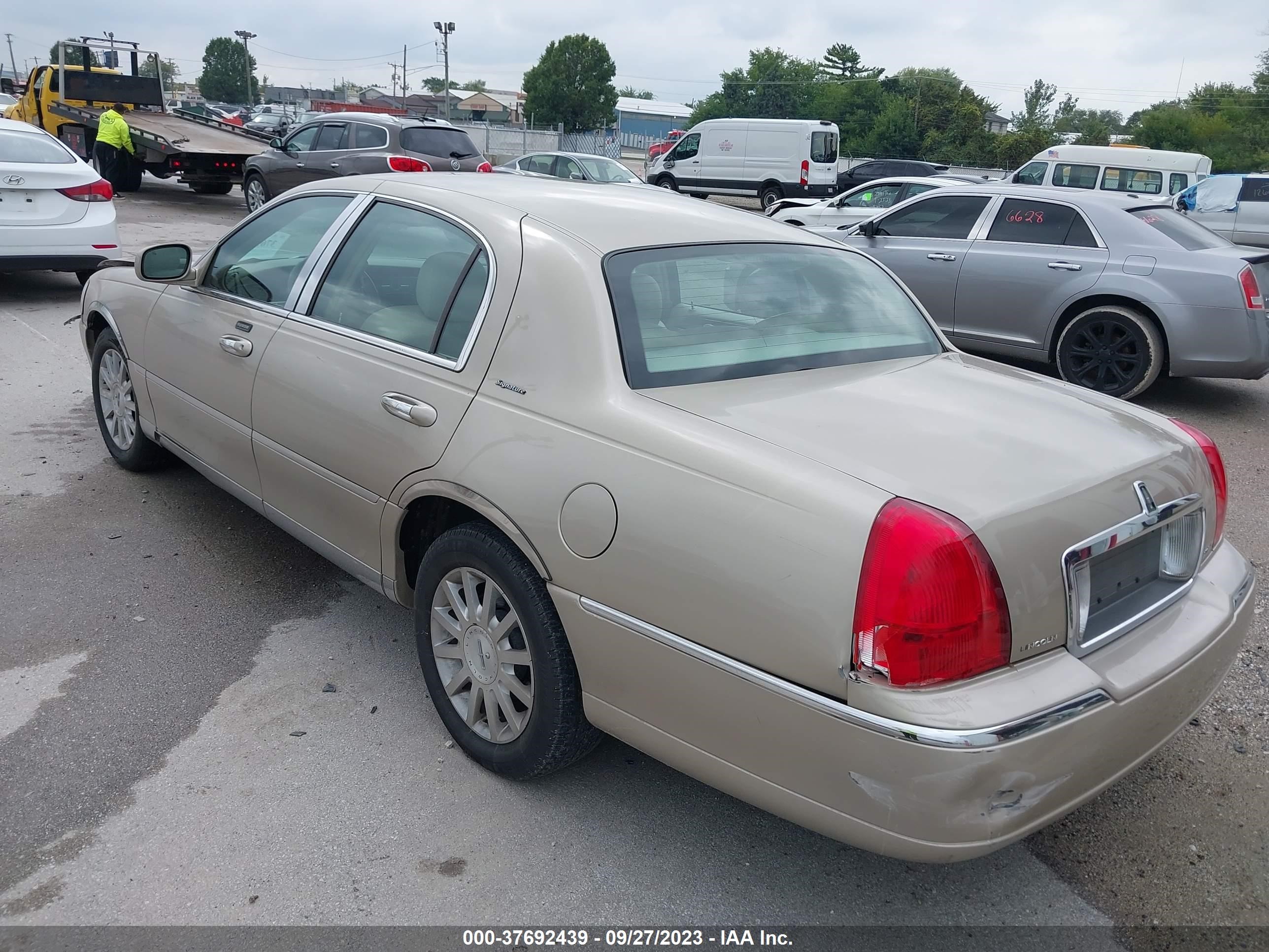 Photo 2 VIN: 1LNHM81V87Y635118 - LINCOLN TOWN CAR 