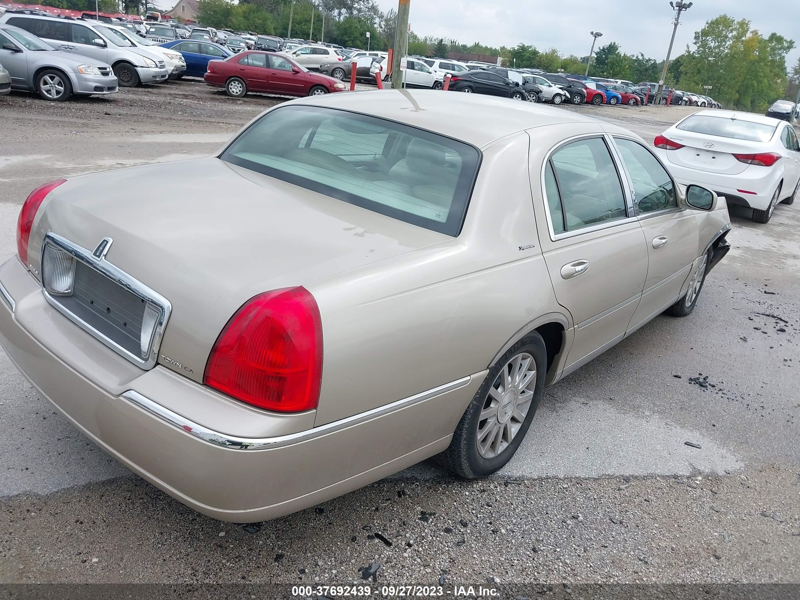 Photo 3 VIN: 1LNHM81V87Y635118 - LINCOLN TOWN CAR 