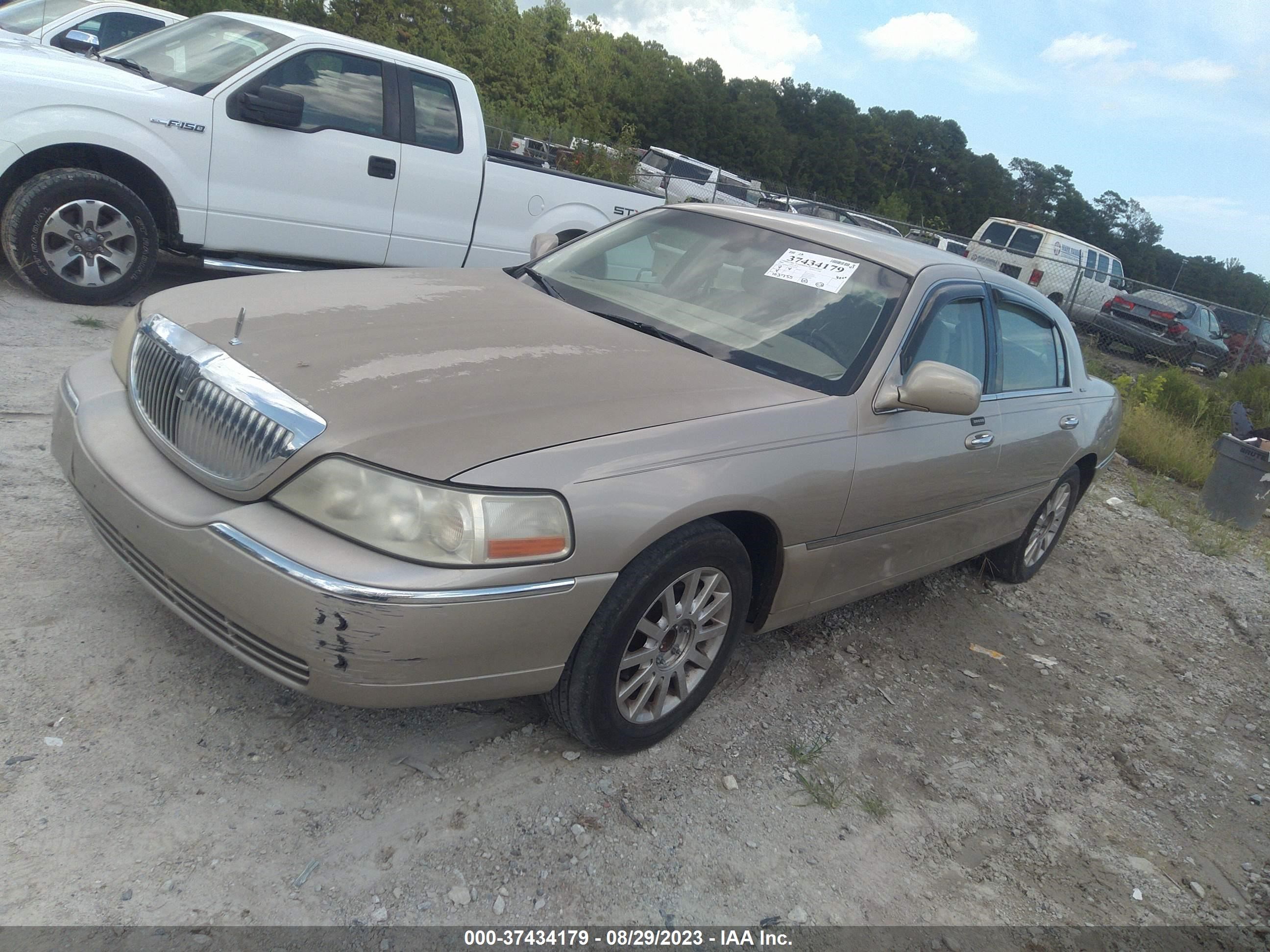 Photo 1 VIN: 1LNHM81V97Y626203 - LINCOLN TOWN CAR 