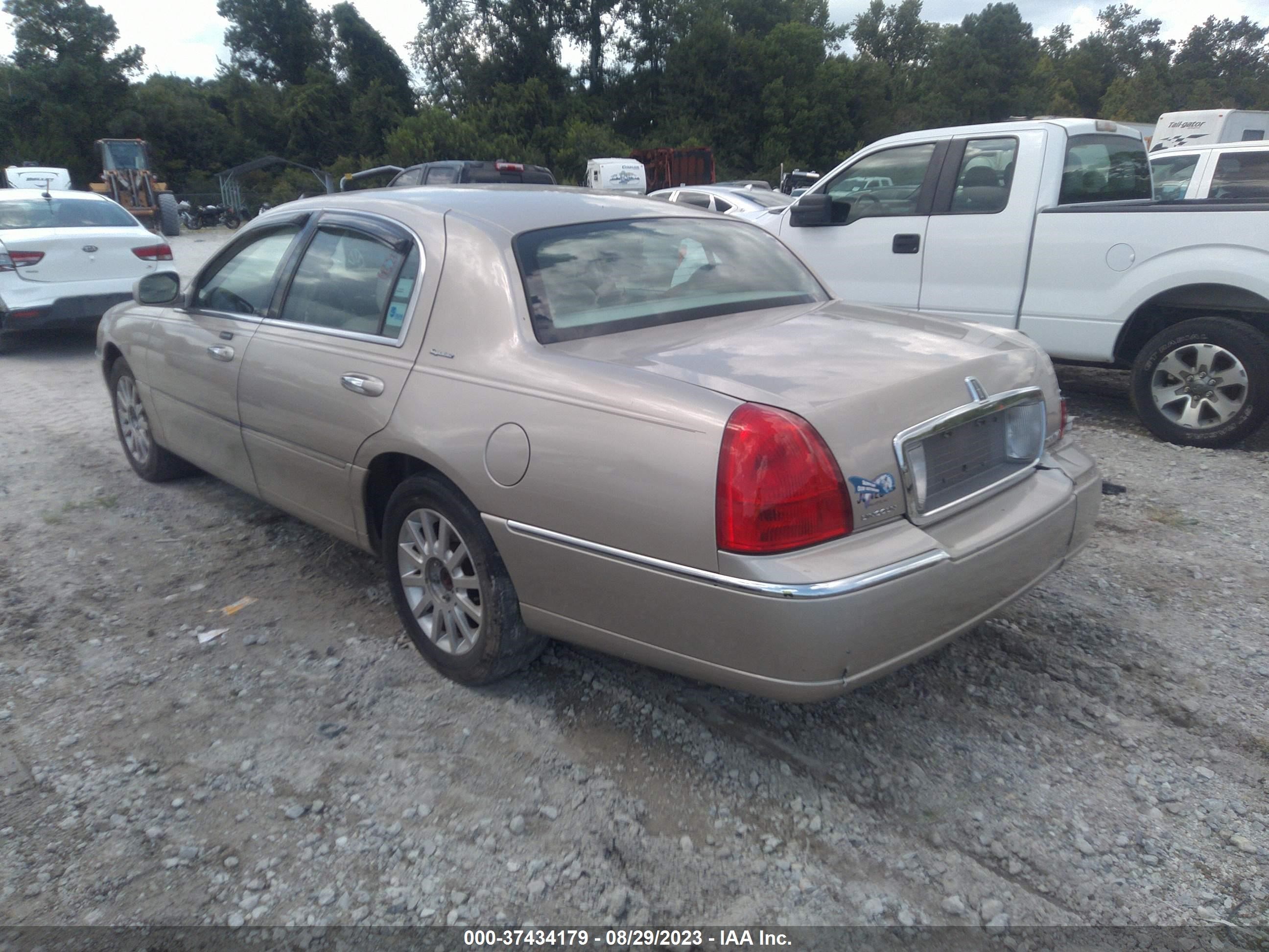 Photo 2 VIN: 1LNHM81V97Y626203 - LINCOLN TOWN CAR 