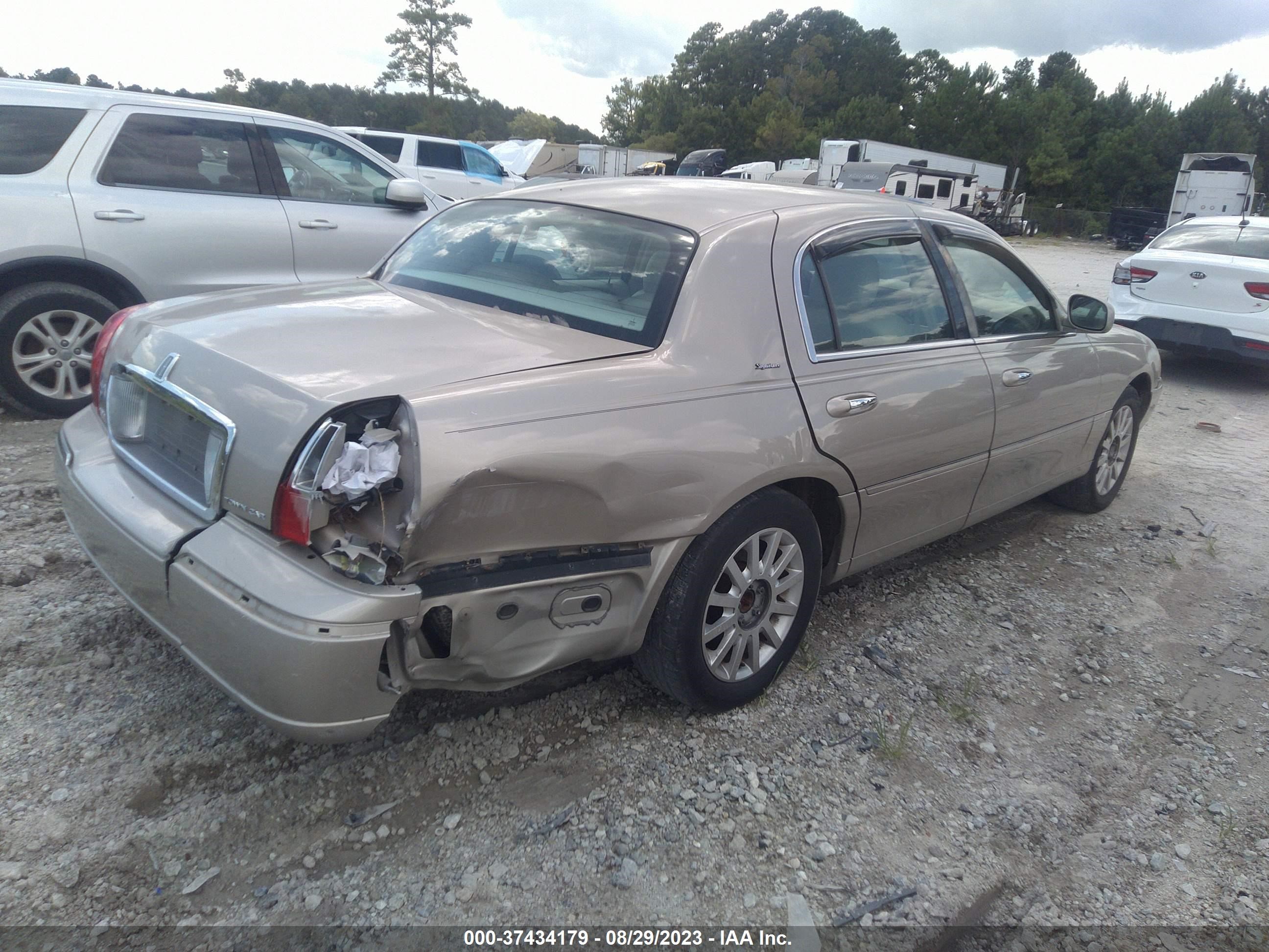 Photo 3 VIN: 1LNHM81V97Y626203 - LINCOLN TOWN CAR 