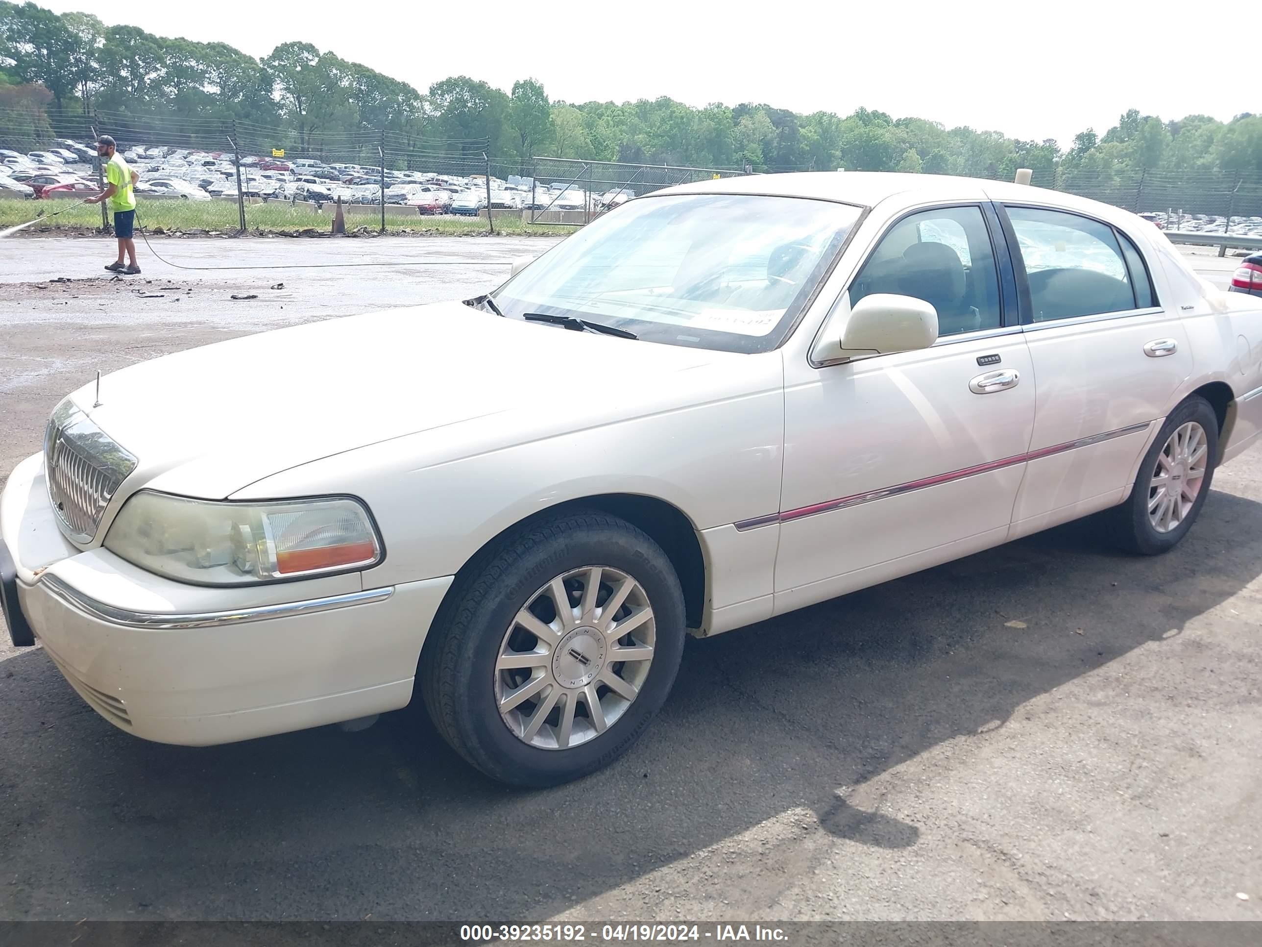 Photo 1 VIN: 1LNHM81VX7Y601553 - LINCOLN TOWN CAR 