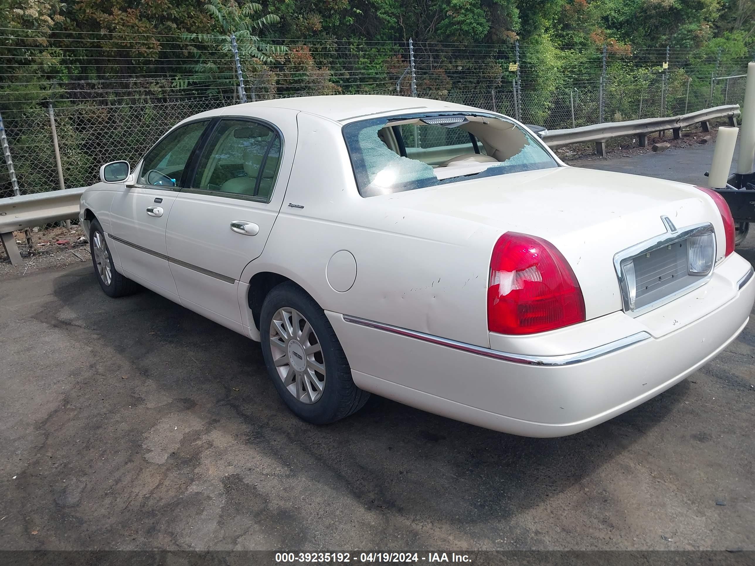 Photo 2 VIN: 1LNHM81VX7Y601553 - LINCOLN TOWN CAR 