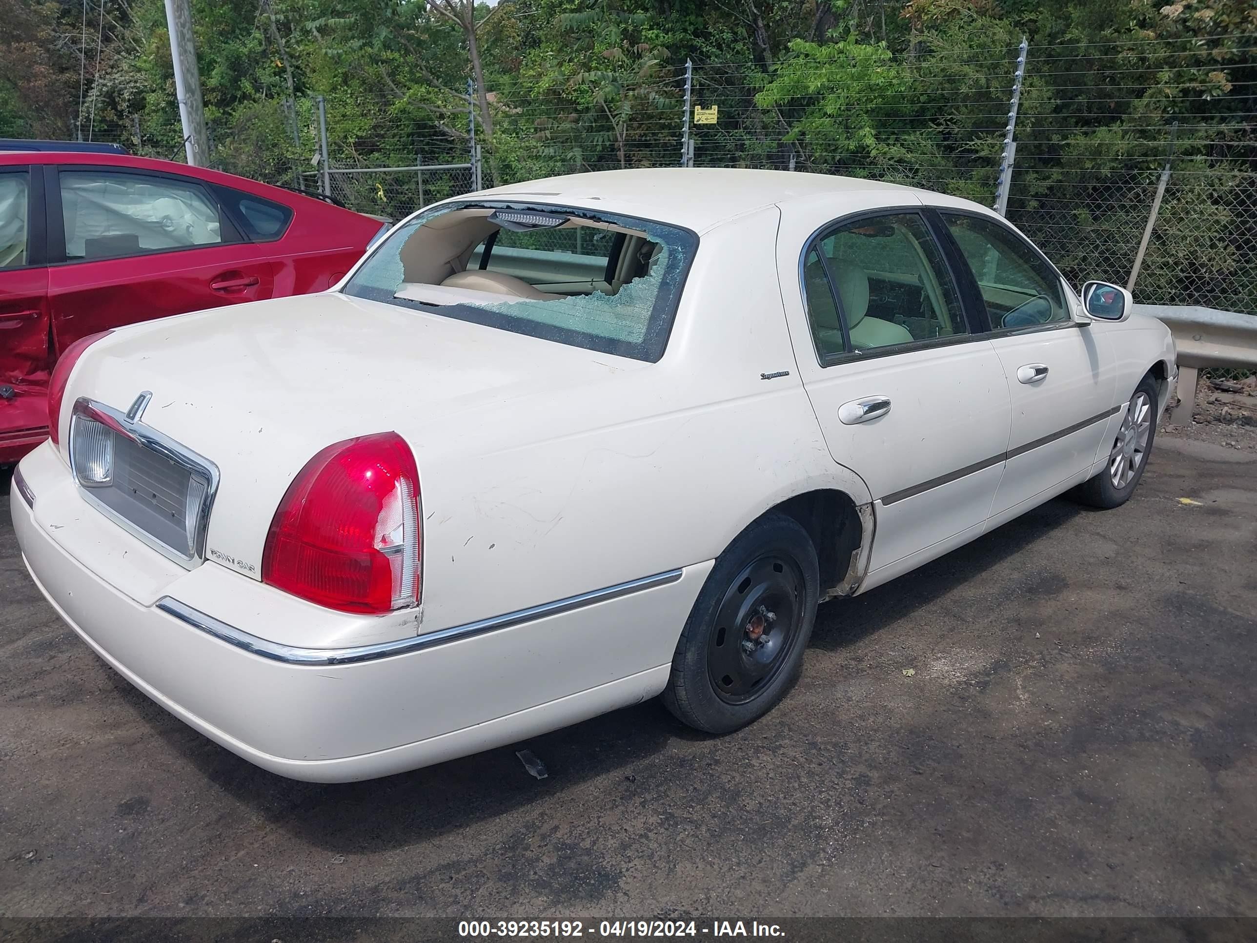 Photo 3 VIN: 1LNHM81VX7Y601553 - LINCOLN TOWN CAR 