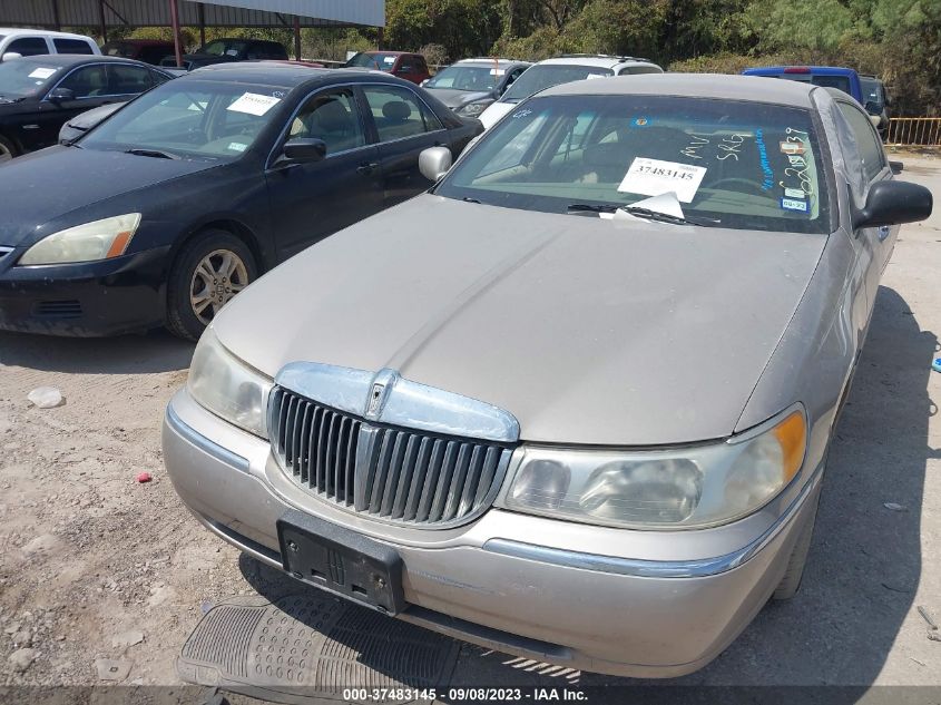 Photo 1 VIN: 1LNHM81W01Y625439 - LINCOLN TOWN CAR 