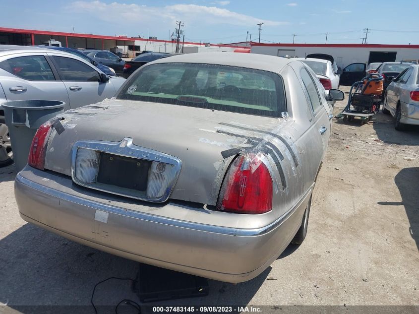 Photo 3 VIN: 1LNHM81W01Y625439 - LINCOLN TOWN CAR 