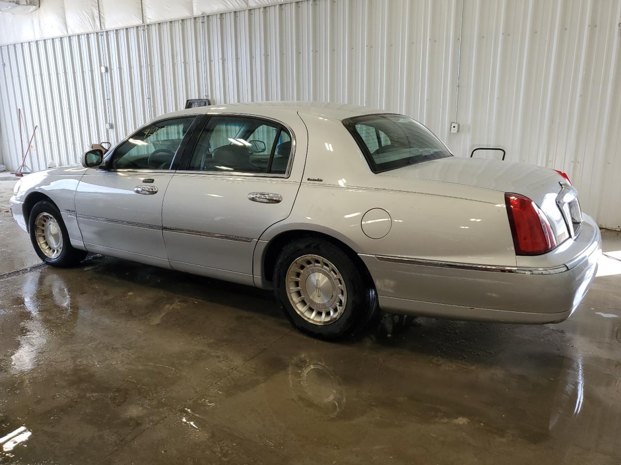 Photo 1 VIN: 1LNHM81W01Y723497 - LINCOLN TOWN CAR 