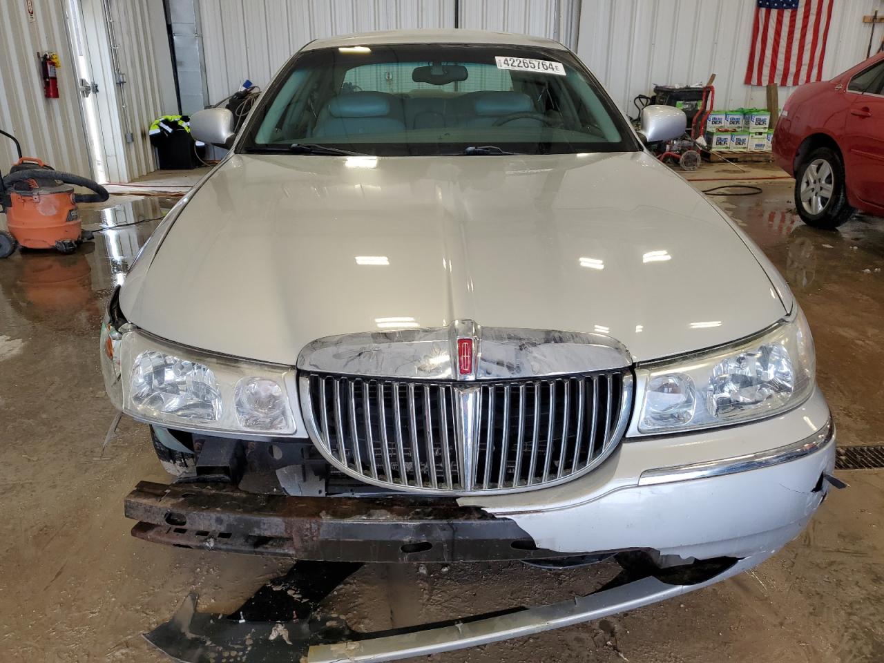 Photo 4 VIN: 1LNHM81W01Y723497 - LINCOLN TOWN CAR 