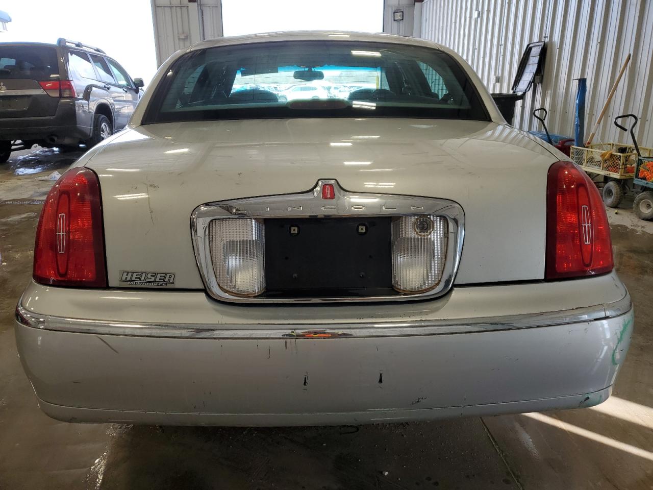 Photo 5 VIN: 1LNHM81W01Y723497 - LINCOLN TOWN CAR 