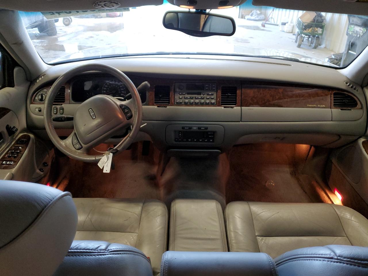 Photo 7 VIN: 1LNHM81W01Y723497 - LINCOLN TOWN CAR 