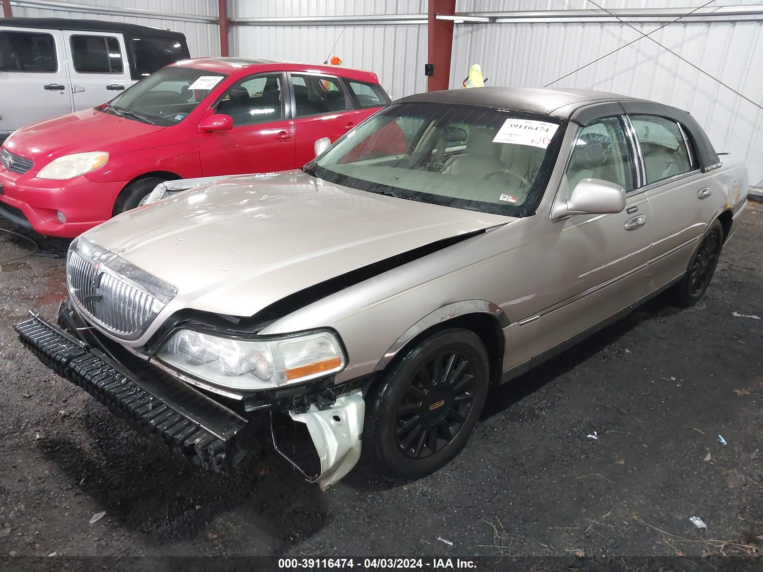 Photo 1 VIN: 1LNHM81W03Y609017 - LINCOLN TOWN CAR 