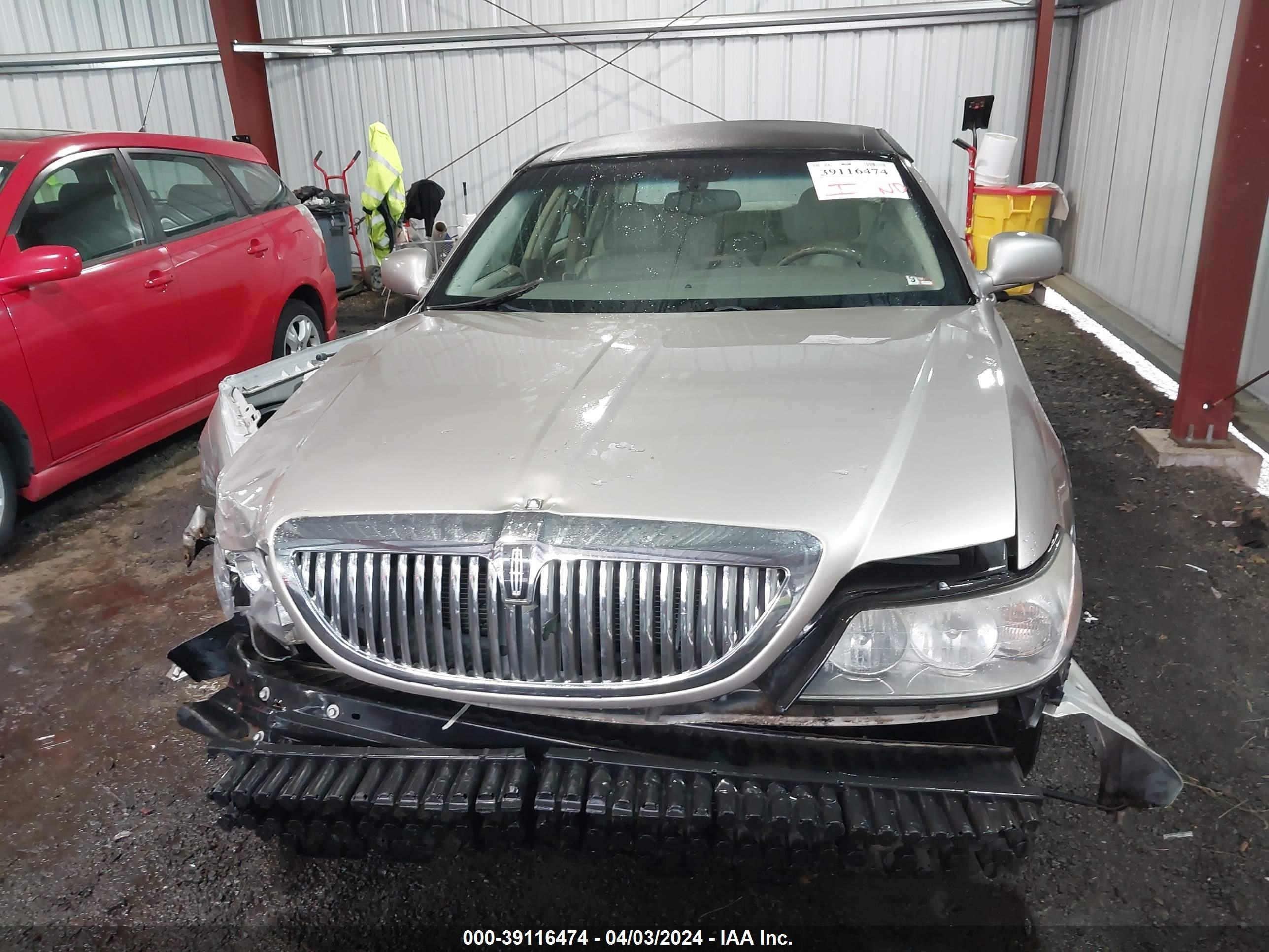 Photo 12 VIN: 1LNHM81W03Y609017 - LINCOLN TOWN CAR 