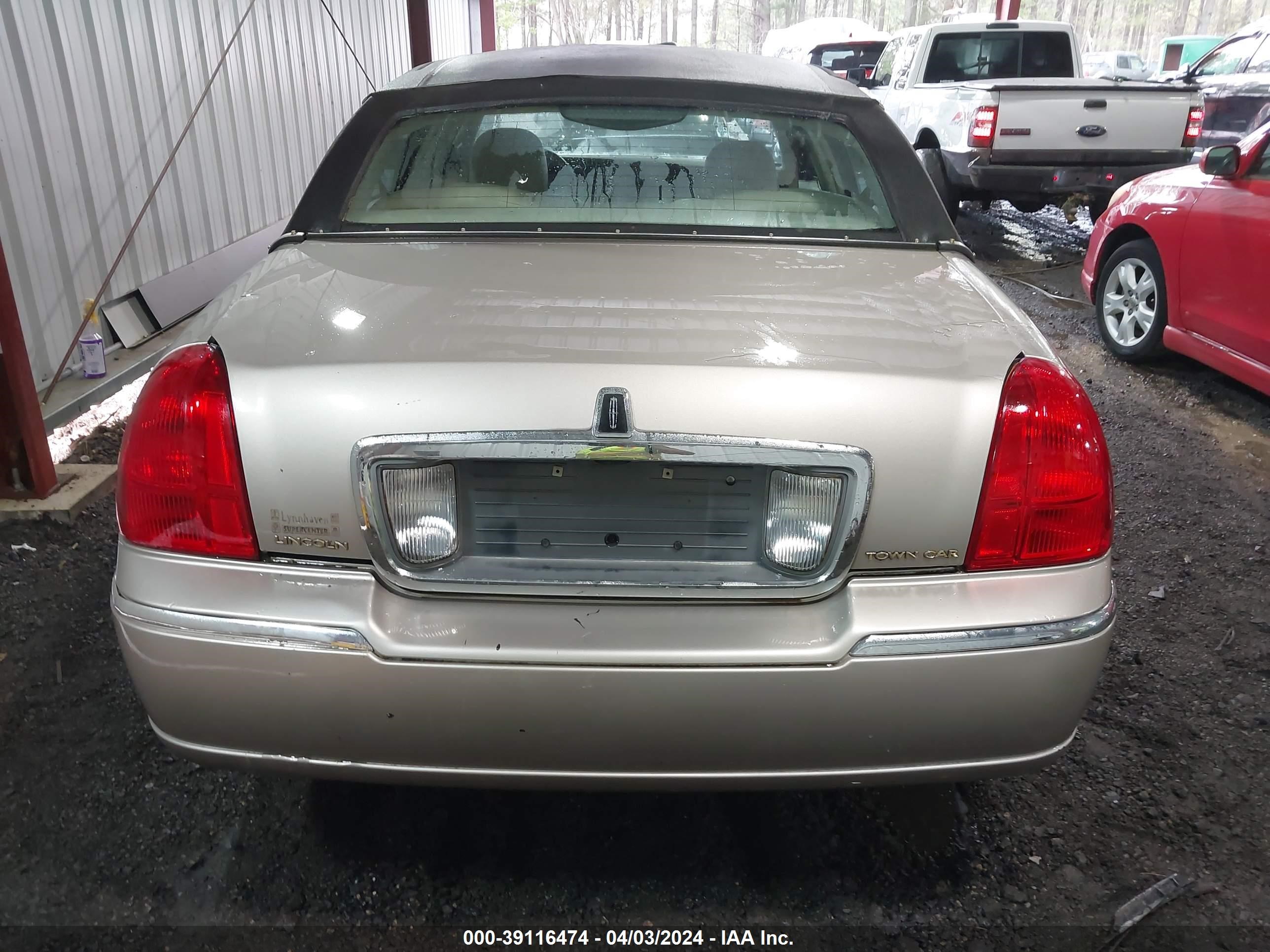 Photo 16 VIN: 1LNHM81W03Y609017 - LINCOLN TOWN CAR 