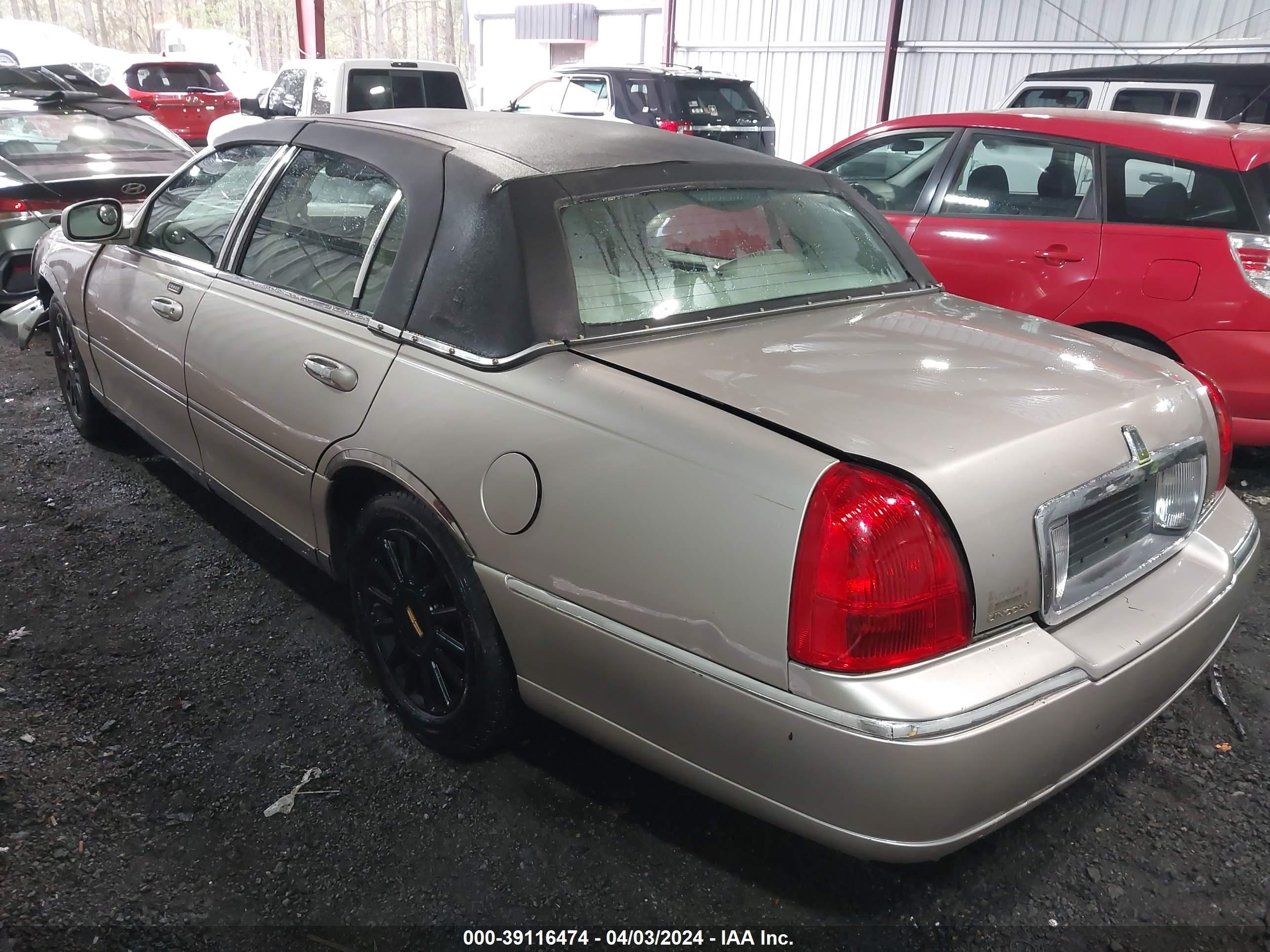 Photo 2 VIN: 1LNHM81W03Y609017 - LINCOLN TOWN CAR 