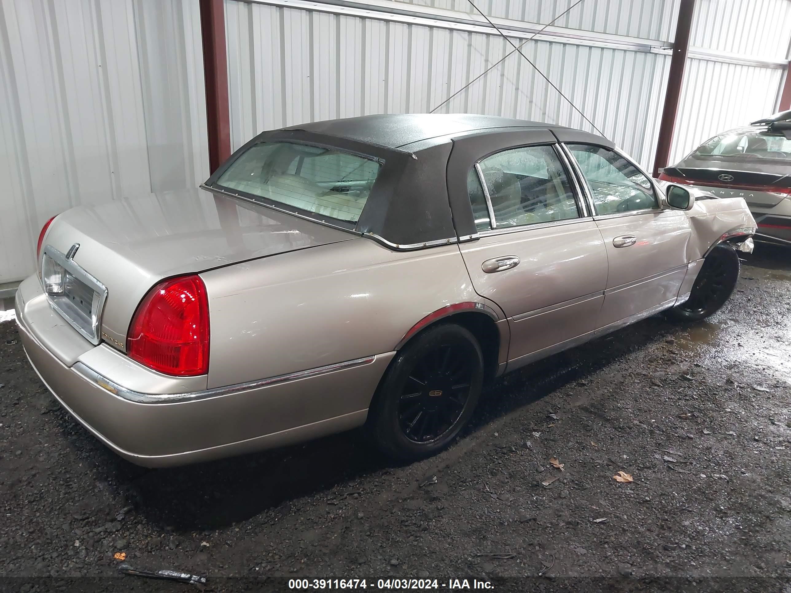 Photo 3 VIN: 1LNHM81W03Y609017 - LINCOLN TOWN CAR 