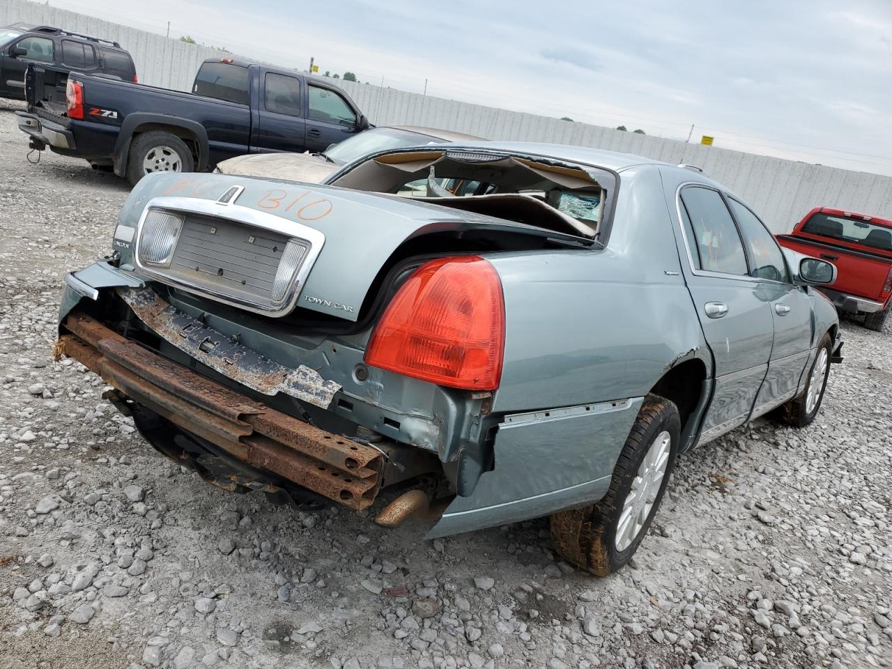 Photo 2 VIN: 1LNHM81W05Y601650 - LINCOLN TOWN CAR 