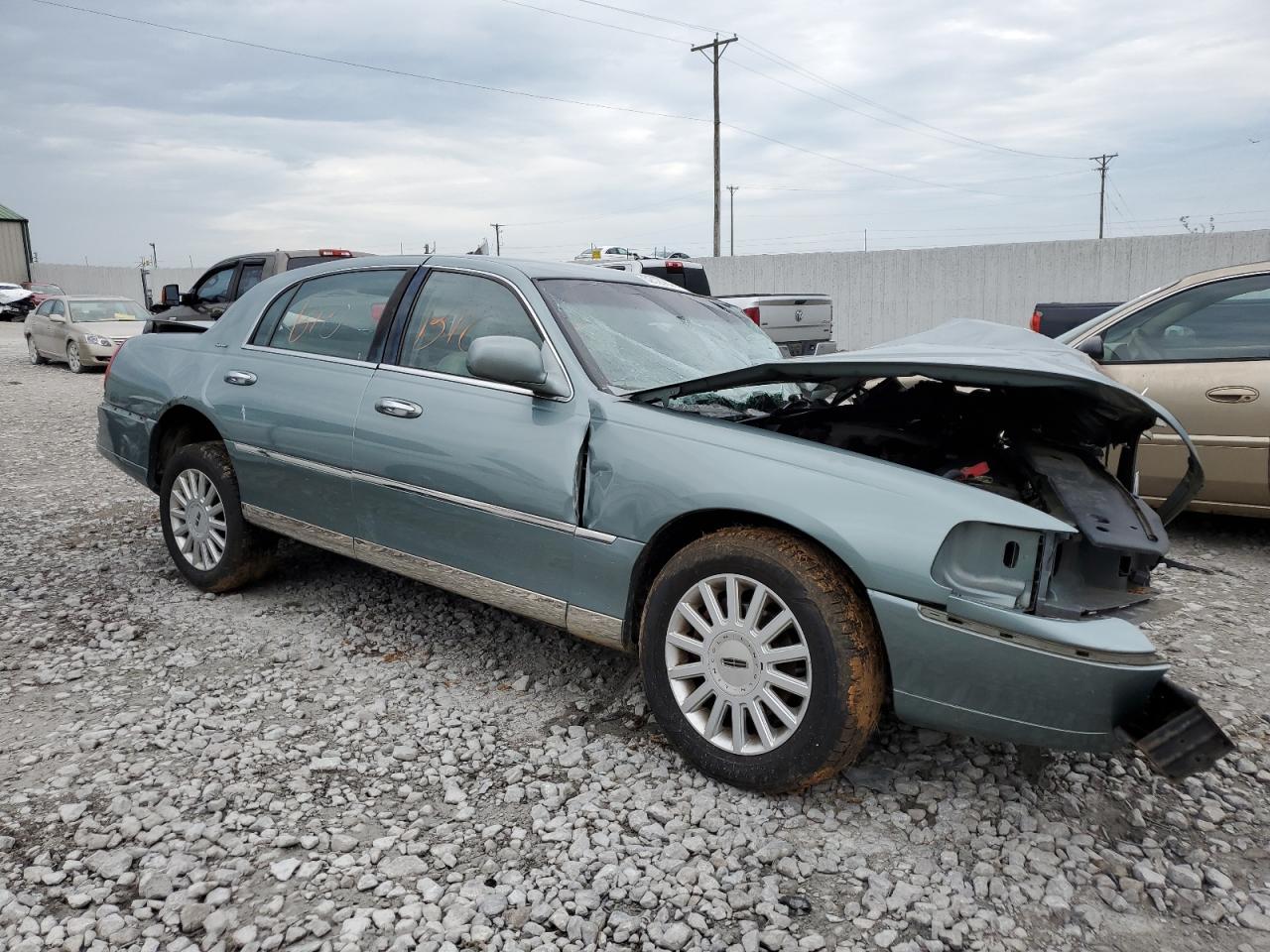 Photo 3 VIN: 1LNHM81W05Y601650 - LINCOLN TOWN CAR 