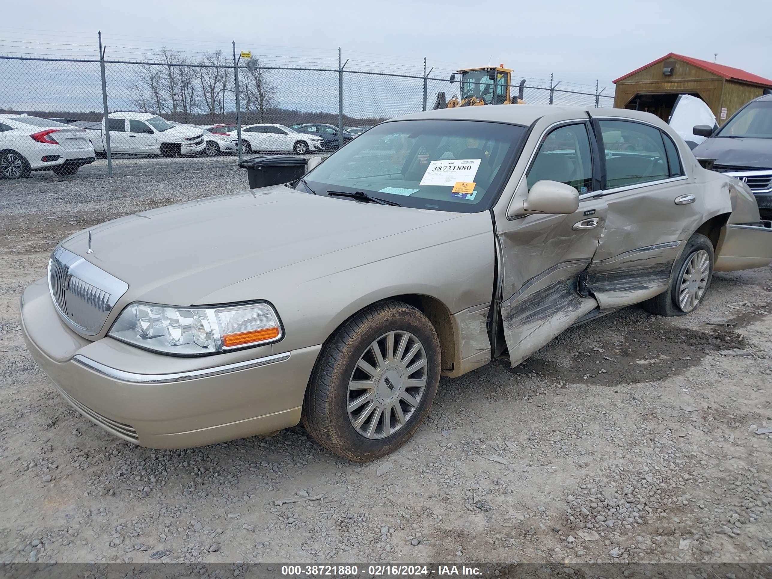 Photo 1 VIN: 1LNHM81W05Y614091 - LINCOLN TOWN CAR 