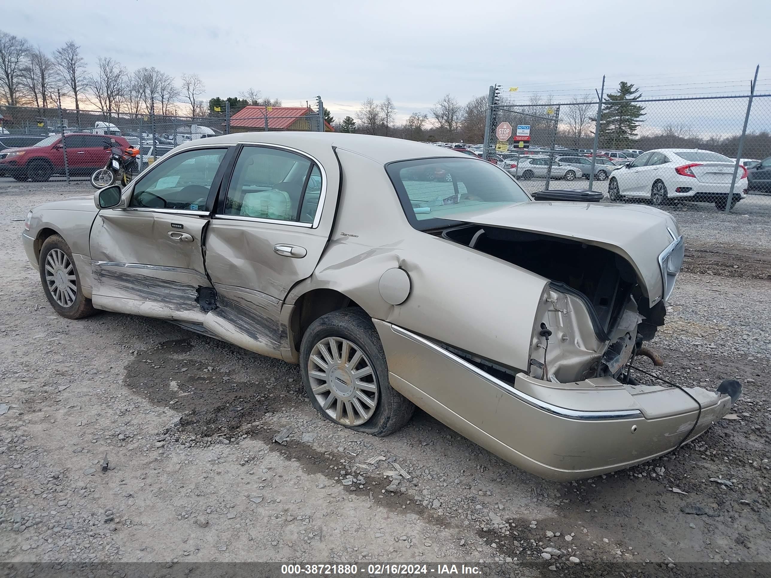 Photo 2 VIN: 1LNHM81W05Y614091 - LINCOLN TOWN CAR 