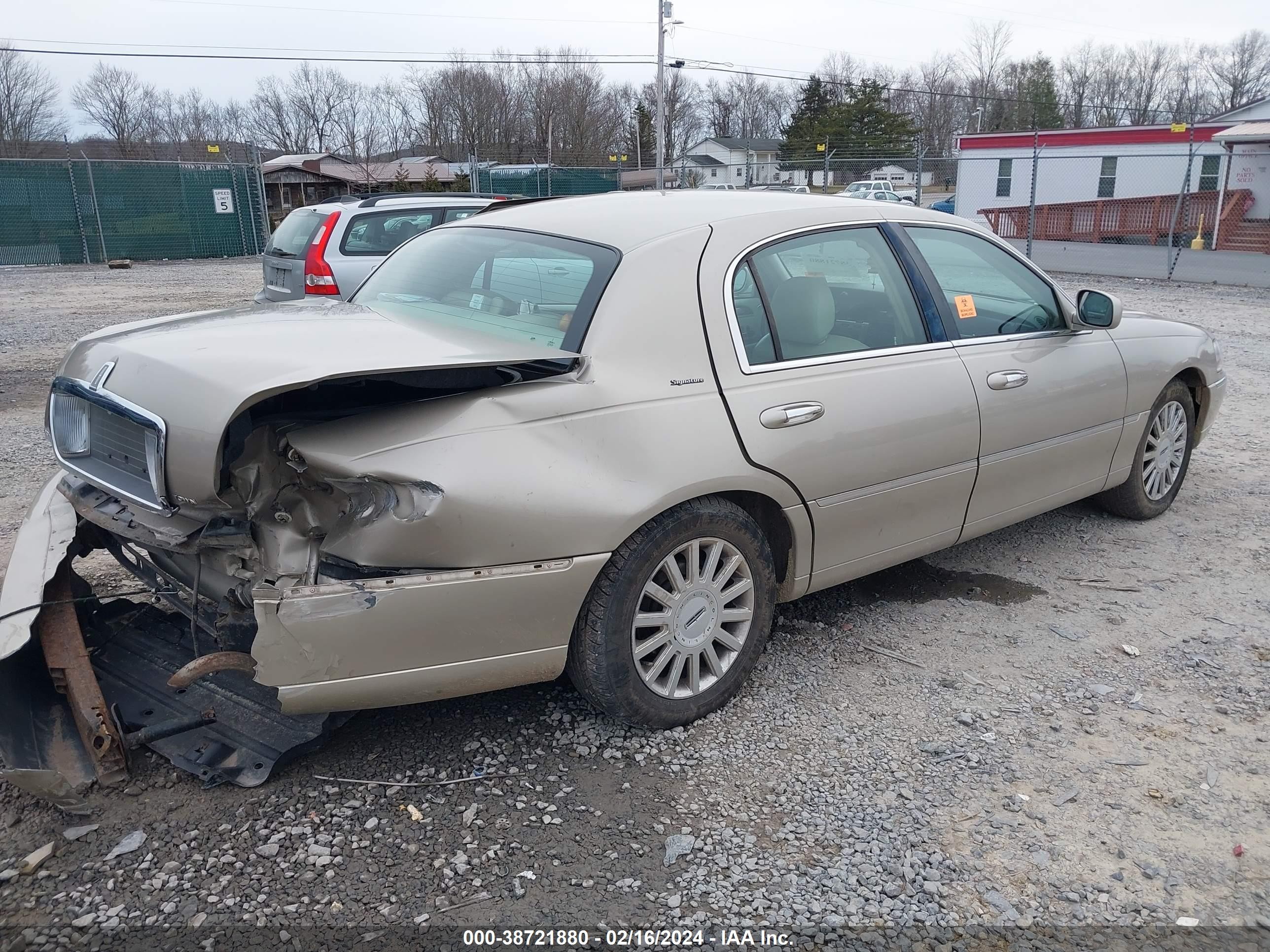 Photo 3 VIN: 1LNHM81W05Y614091 - LINCOLN TOWN CAR 