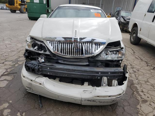 Photo 4 VIN: 1LNHM81W05Y638911 - LINCOLN TOWN CAR S 