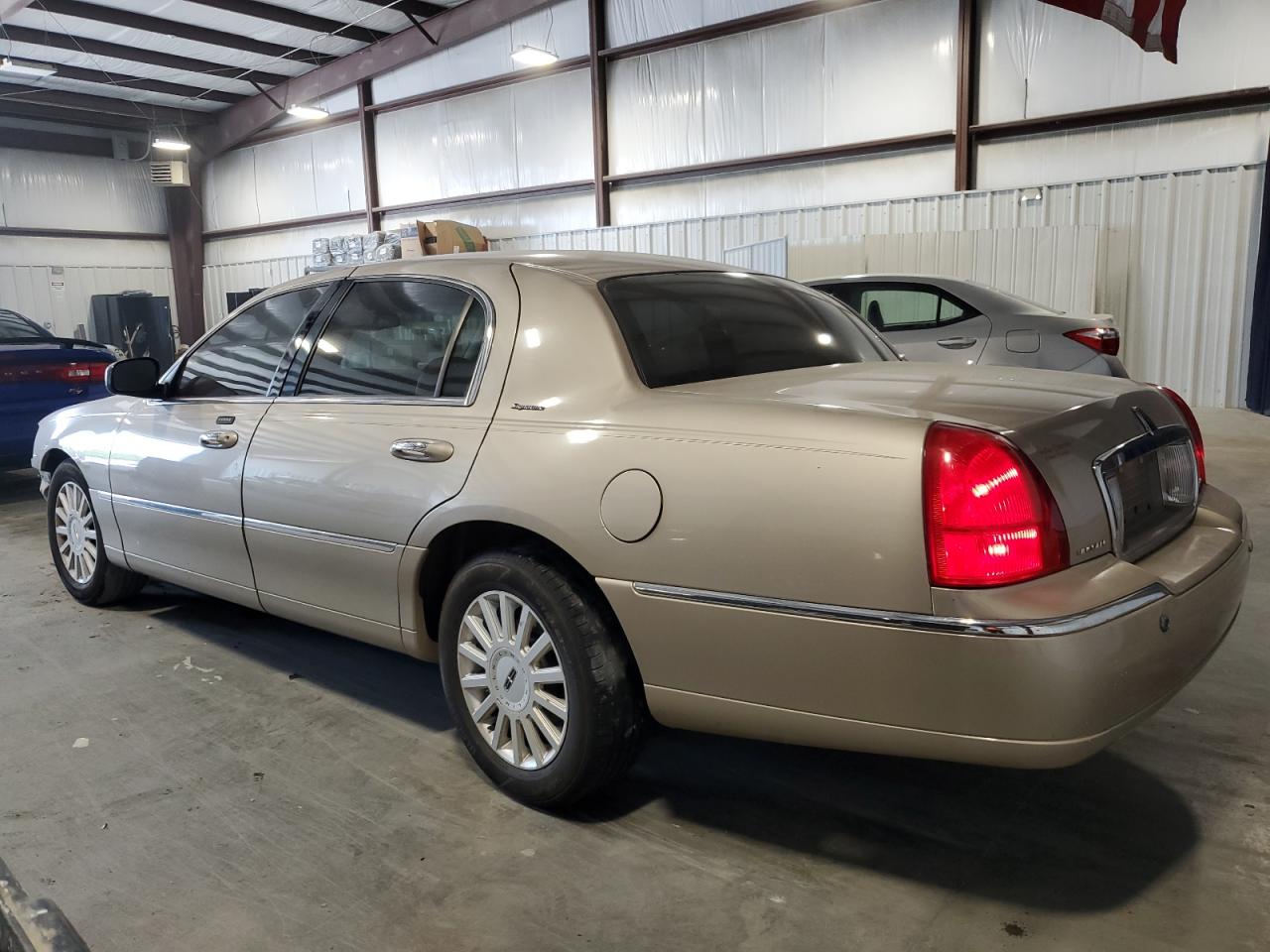 Photo 1 VIN: 1LNHM81W05Y645597 - LINCOLN TOWN CAR 