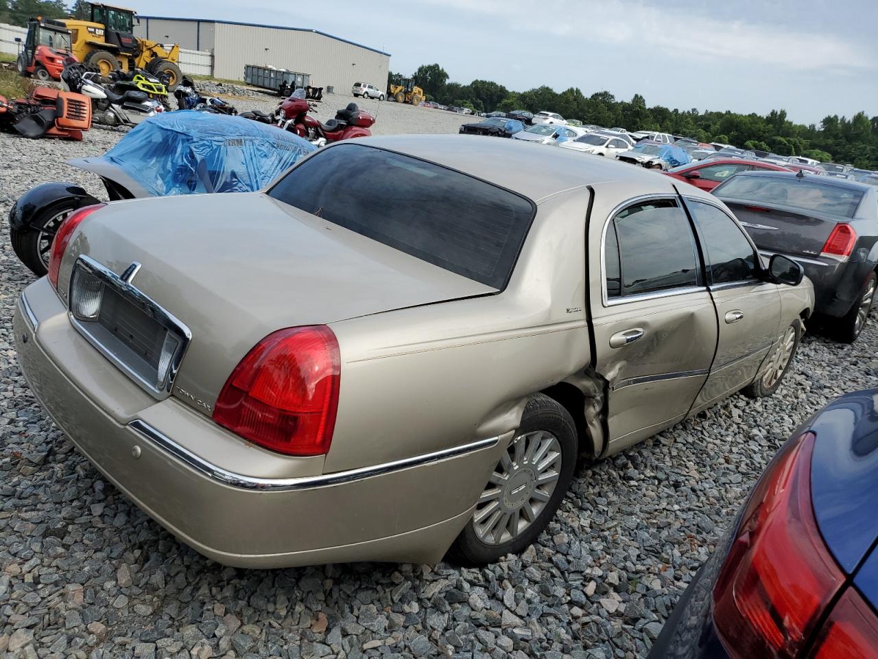 Photo 2 VIN: 1LNHM81W05Y645597 - LINCOLN TOWN CAR 