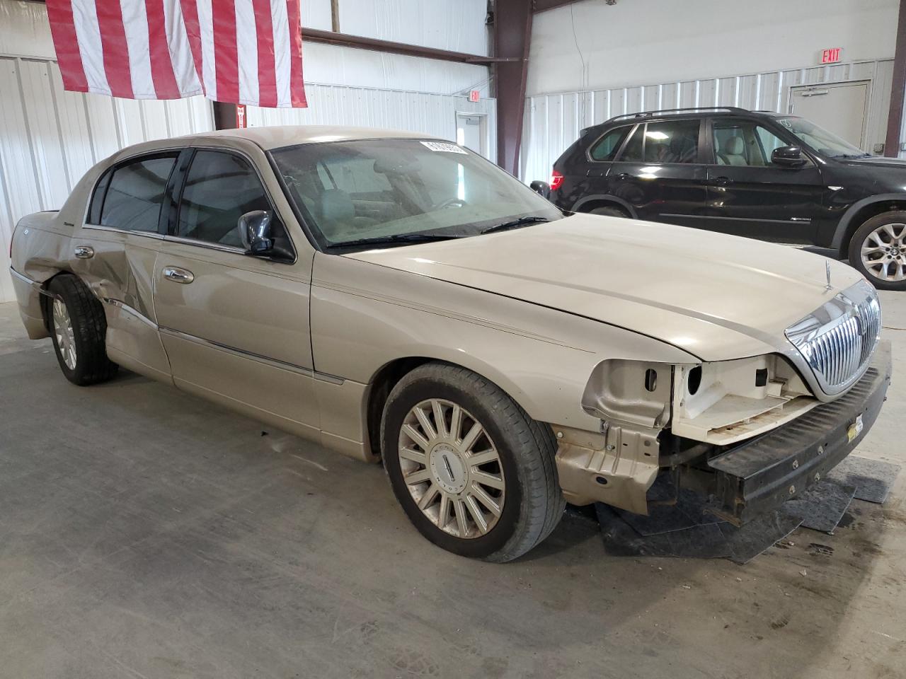 Photo 3 VIN: 1LNHM81W05Y645597 - LINCOLN TOWN CAR 