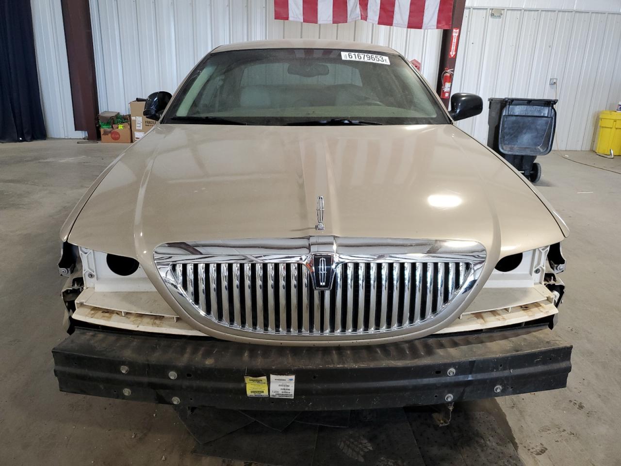 Photo 4 VIN: 1LNHM81W05Y645597 - LINCOLN TOWN CAR 