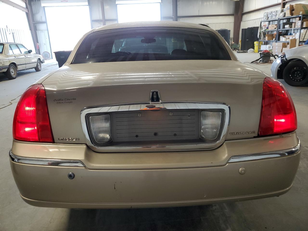 Photo 5 VIN: 1LNHM81W05Y645597 - LINCOLN TOWN CAR 